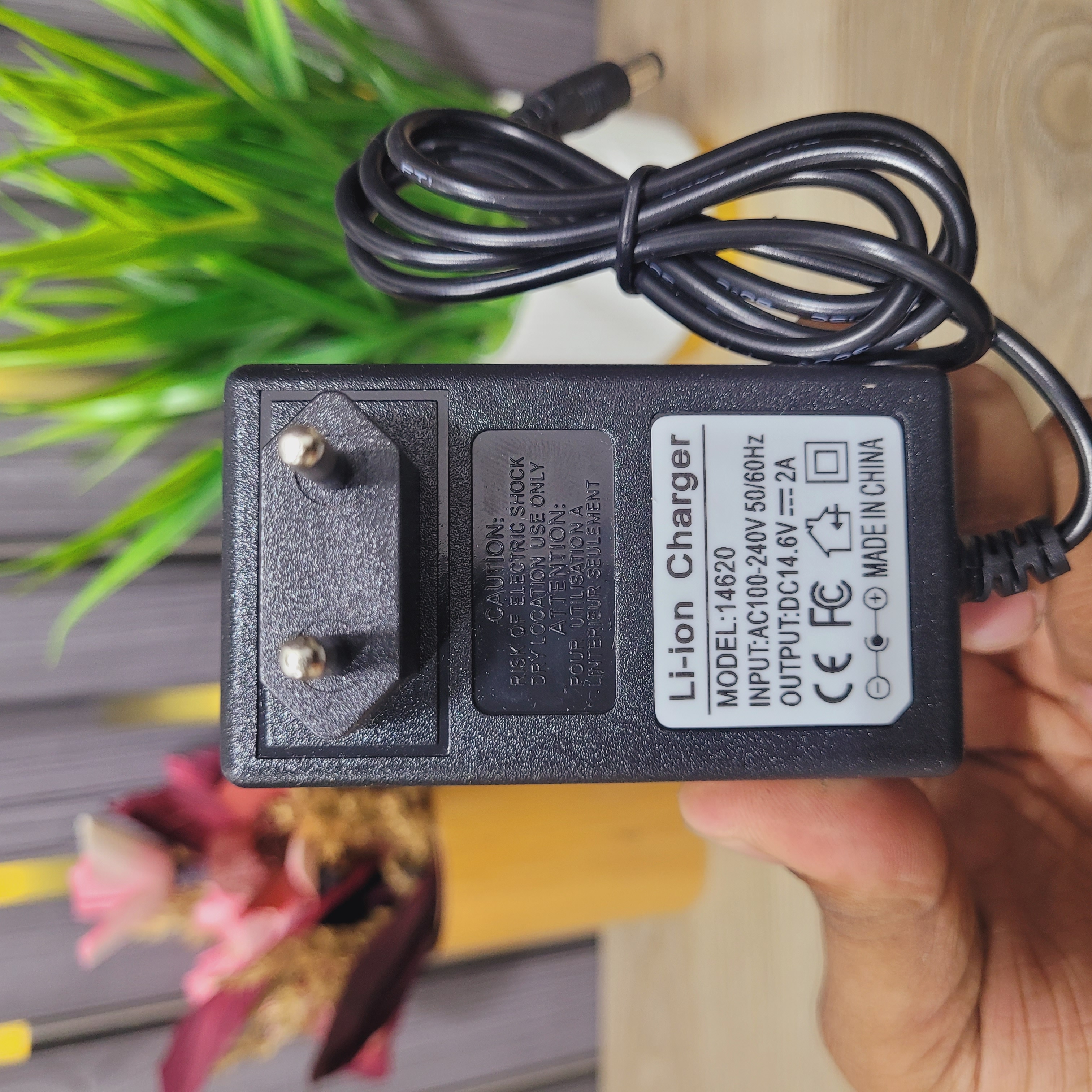 14.6V 2A Li-ion LiFePO4 Battery Charger DC Power Adapter for 4S 12V Battery Pack