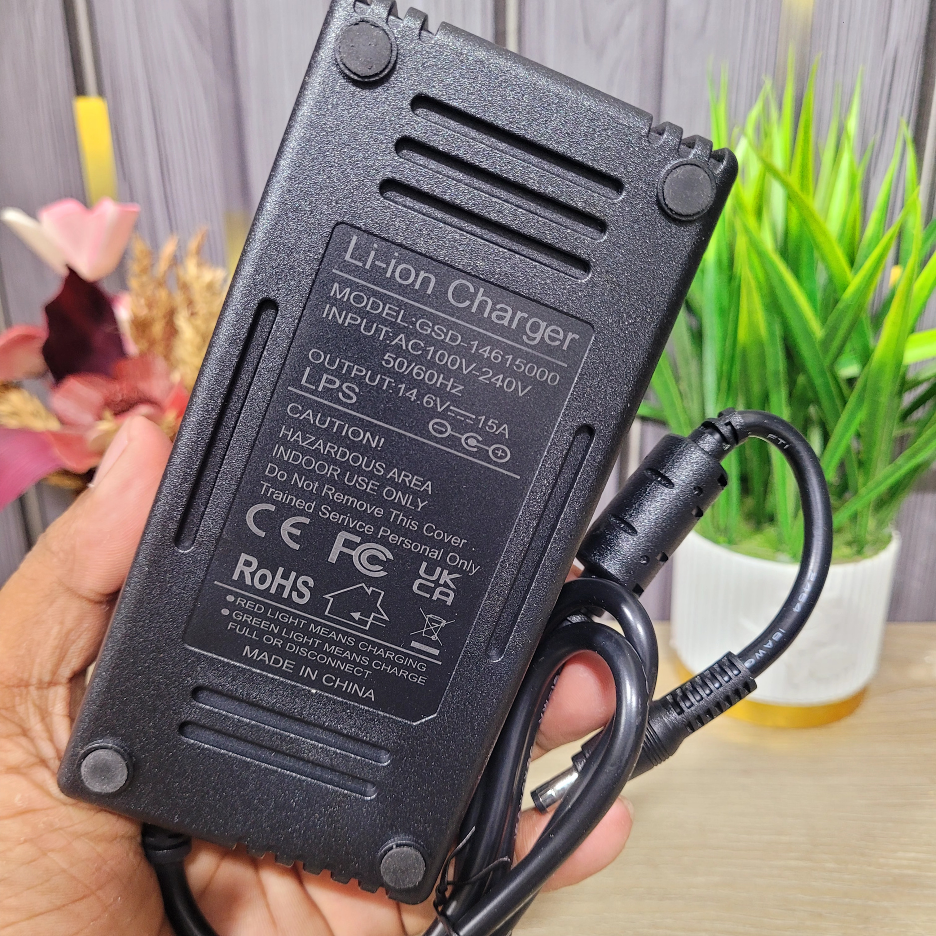 14.6V 15A LiFePO4 Battery Charger for 12V 4S Lithium Iron Phosphate Battery