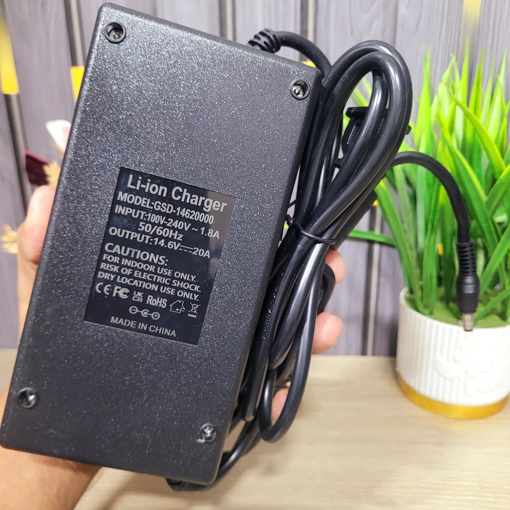 14.6V 20A LiFePO4 Battery Charger for 12V 4S Lithium Iron Phosphate Battery