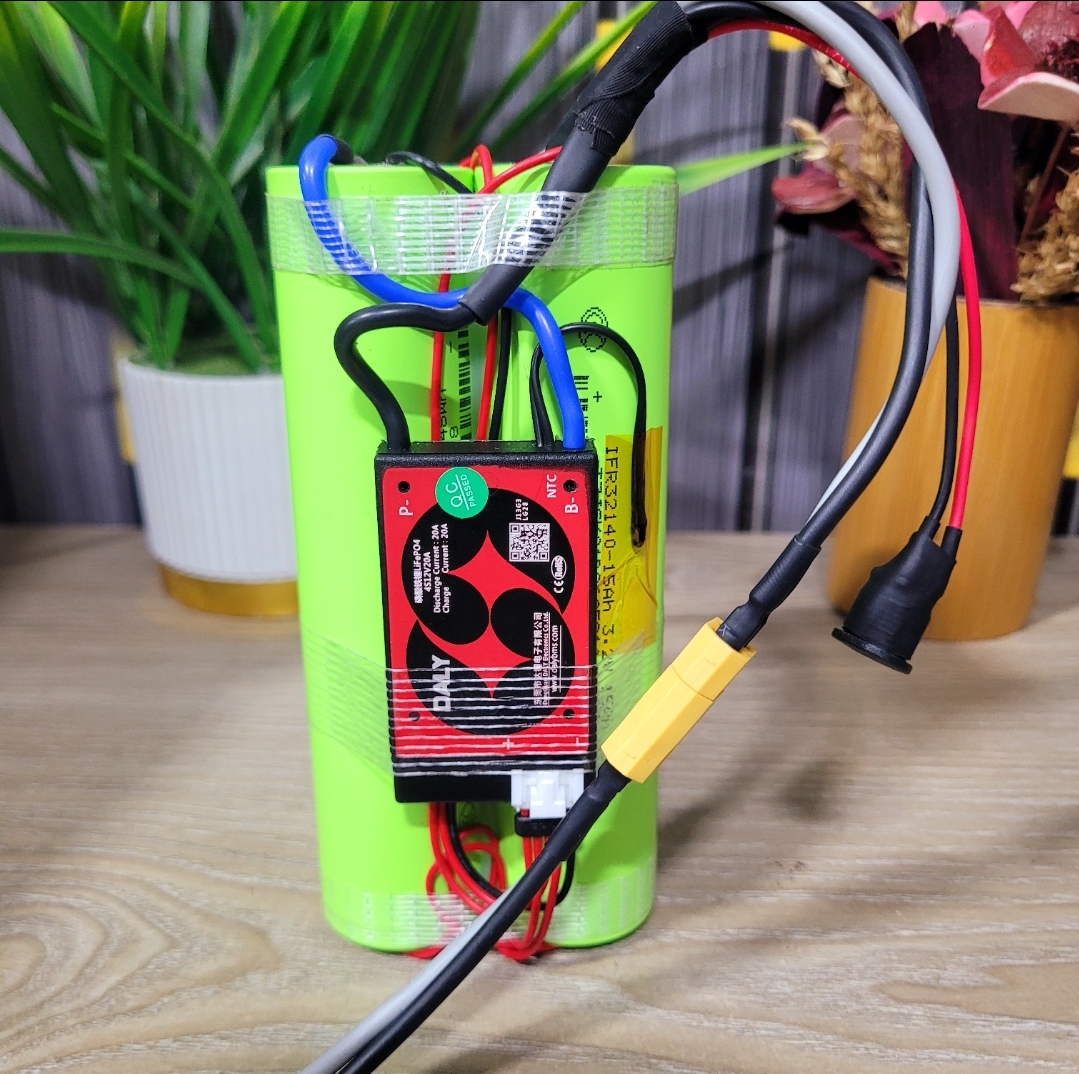 12V 15Ah LiFePO4 Battery With DALY 20A BMS XT60 Charging Connector