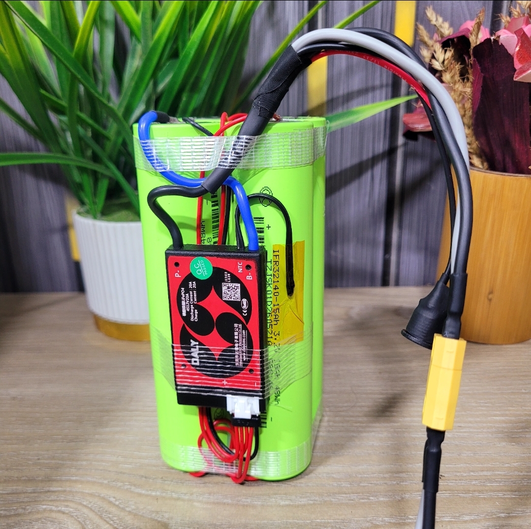 12V 15Ah LiFePO4 Battery With DALY 20A BMS XT60 Charging Connector_img_1
