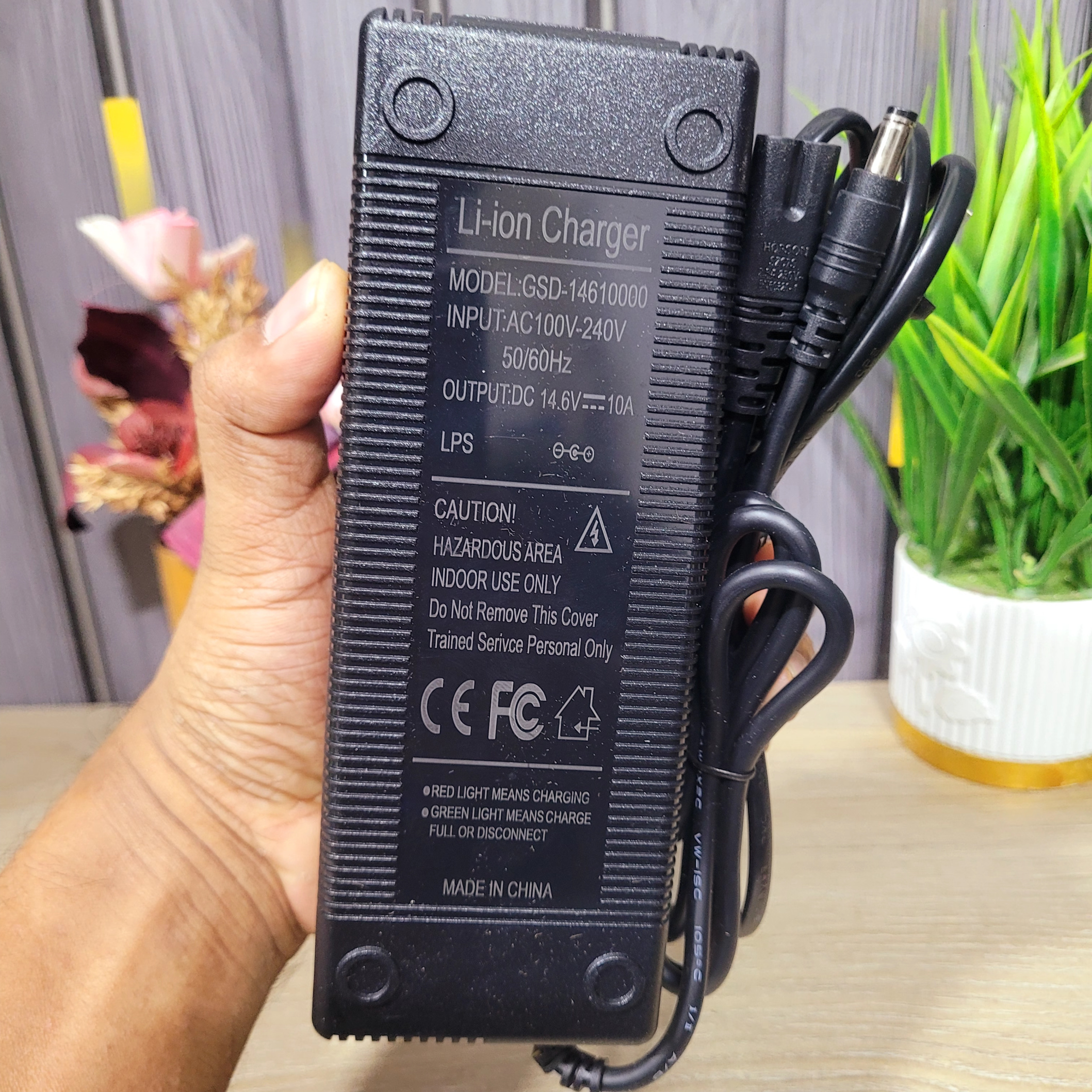 14.6V 10A Lithium Iron Phosphate LiFePO4 Battery Charger