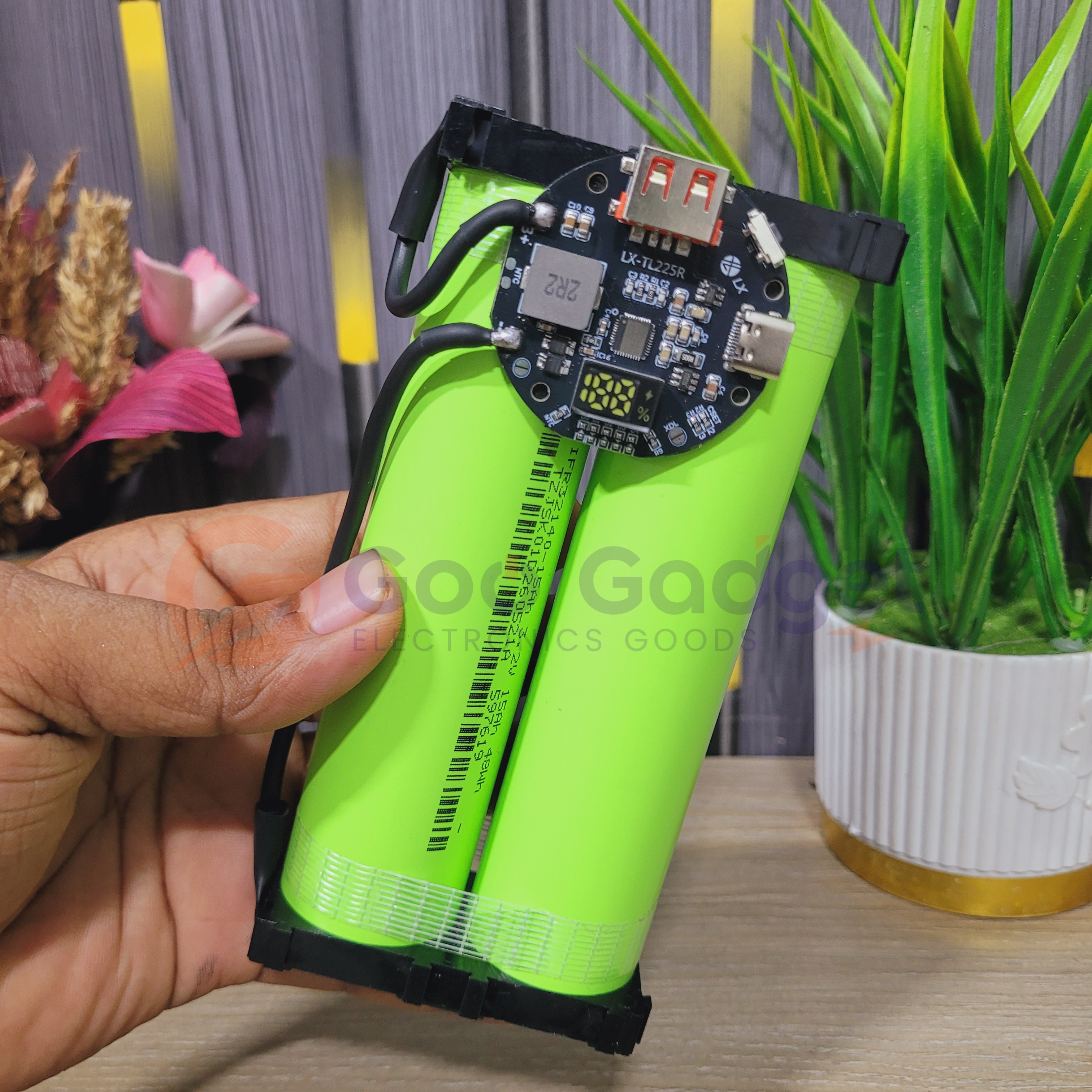 3.2V 30Ah LiFePO4 Fast Charging Power Bank with Digital Display (2×32140 Battery Pack)