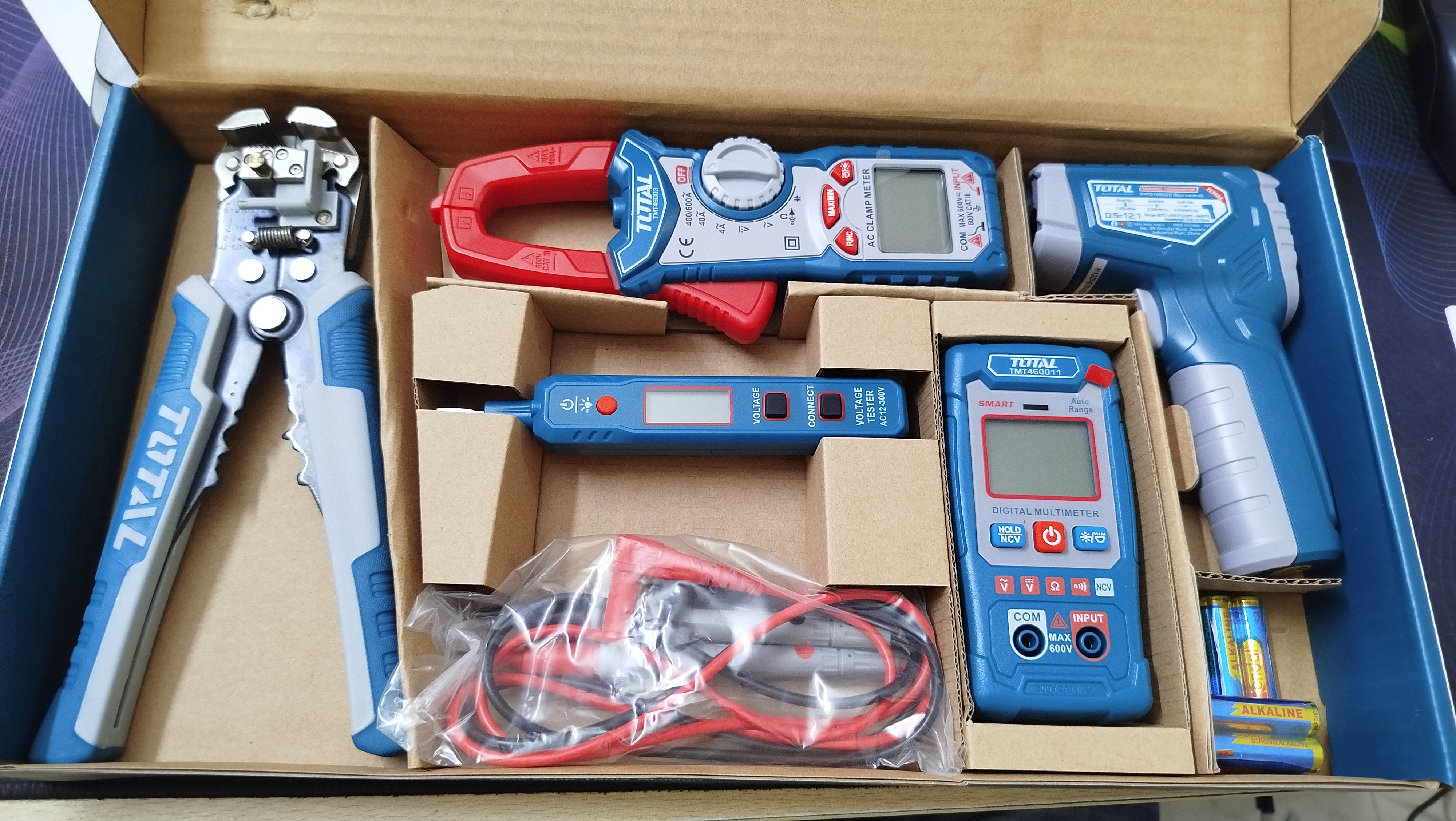 TOTAL TOS23026 5Pcs Electrical Test Kit Combo | Clamp Meter + Multimeter + Test Pencil + Infrared Thermometer + Voltage Stripper | Model: TOS23026_img_4