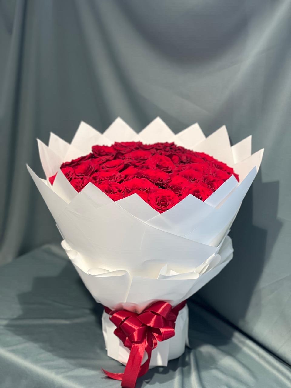 Red & white stunning round bouquet_img_1