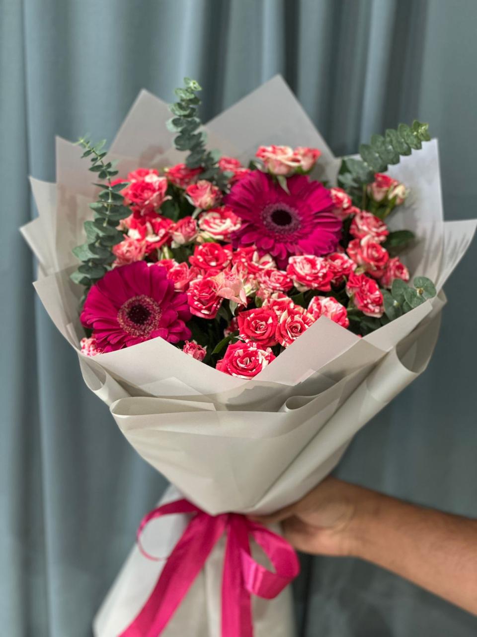 Magenta baby roses & gerbera hand bouquet