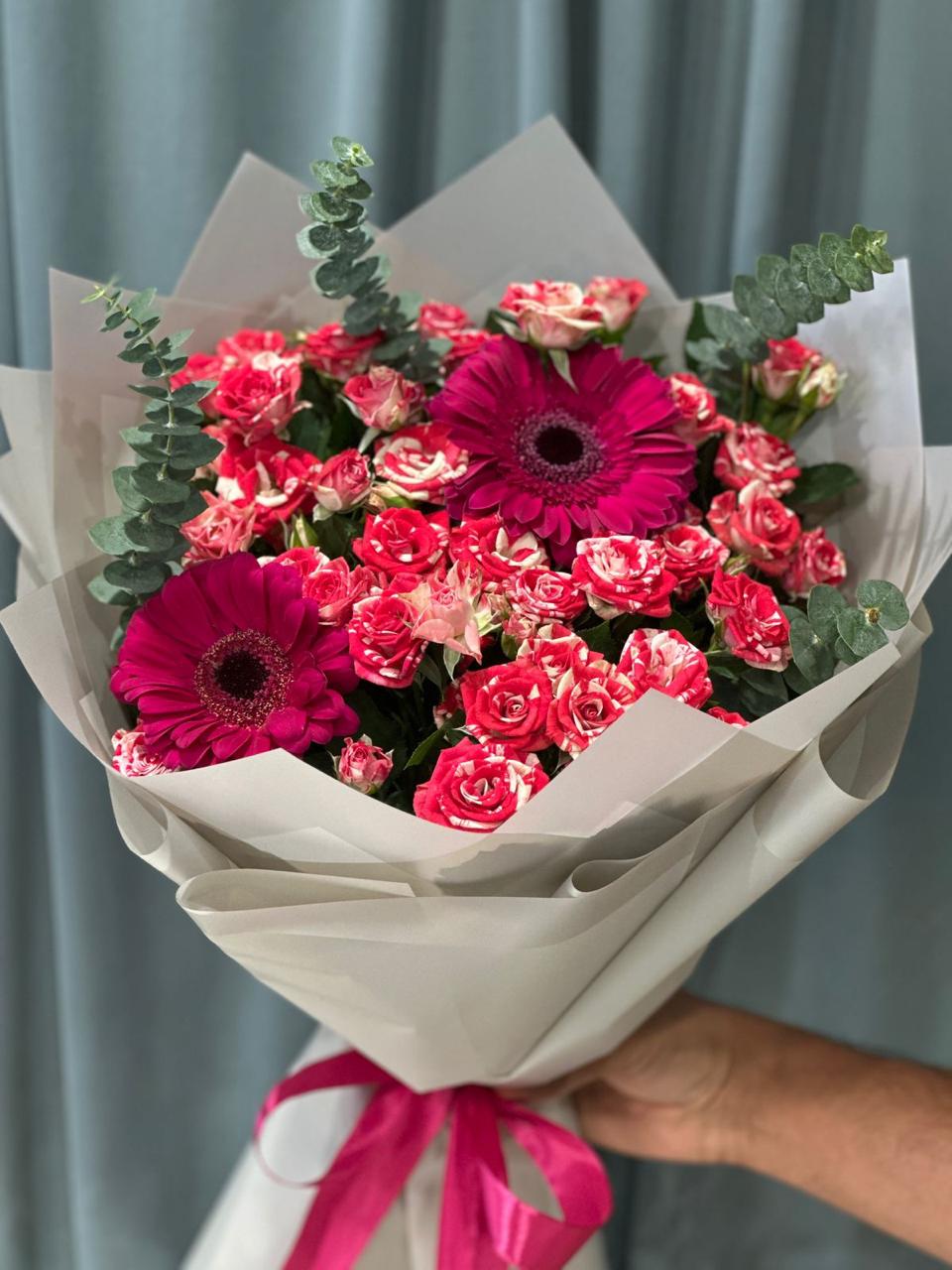 Magenta baby roses & gerbera hand bouquet_img_1
