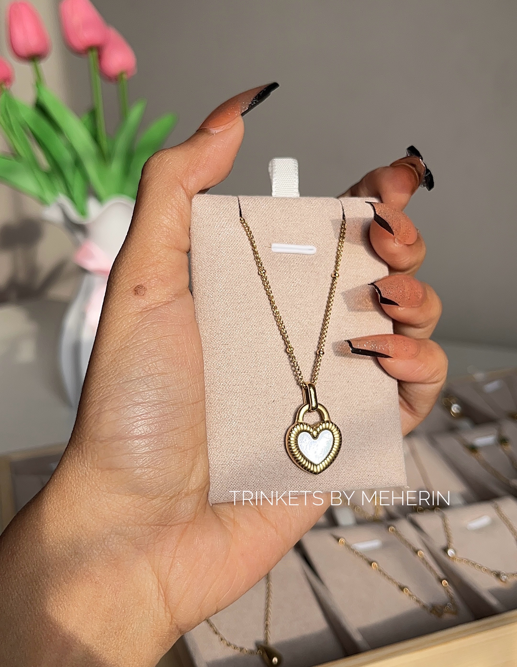 WHITE AND BLACK SHELL PENDANT_img_1