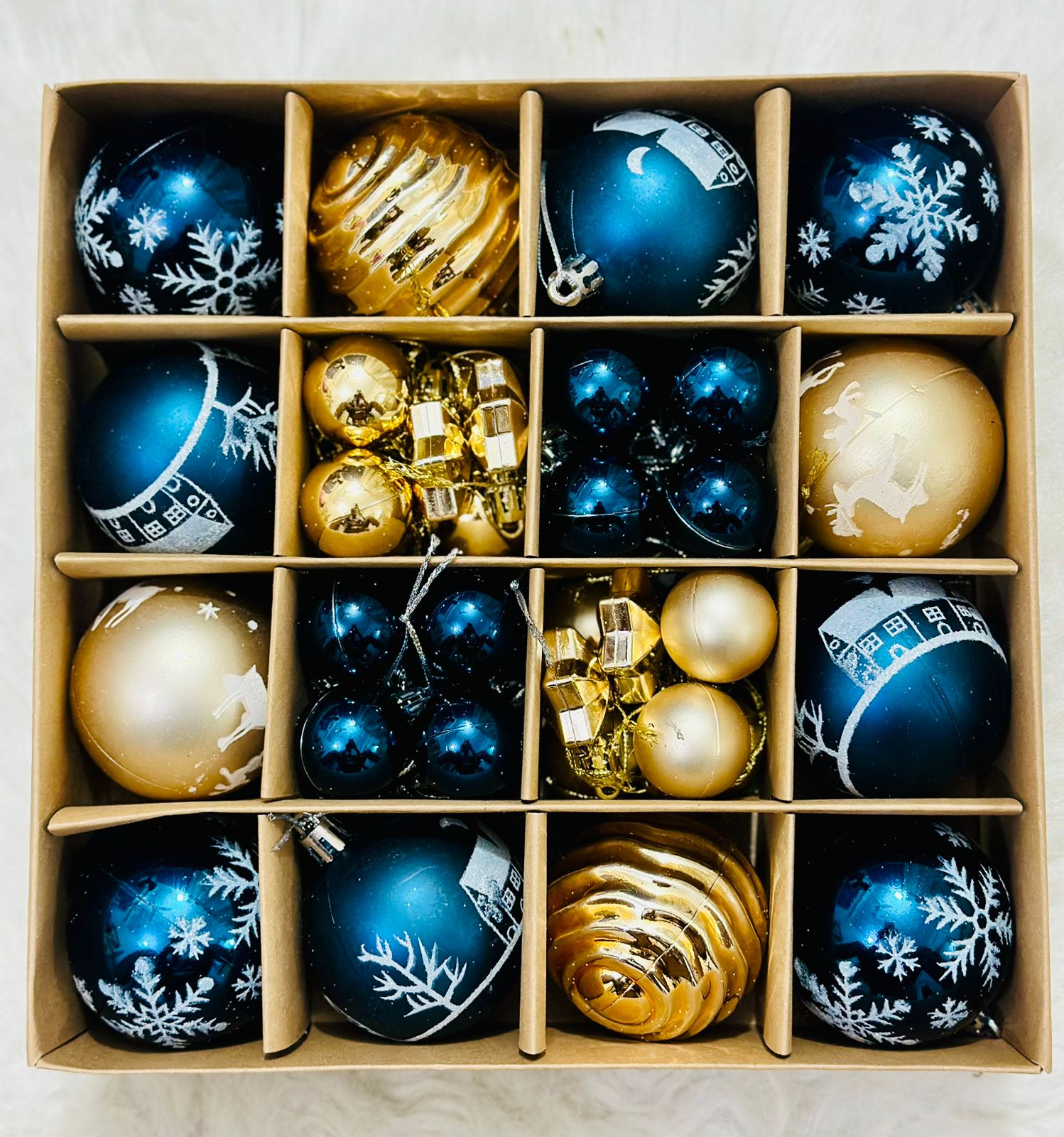 44-piece set of Black and goldChristmas ball ornaments