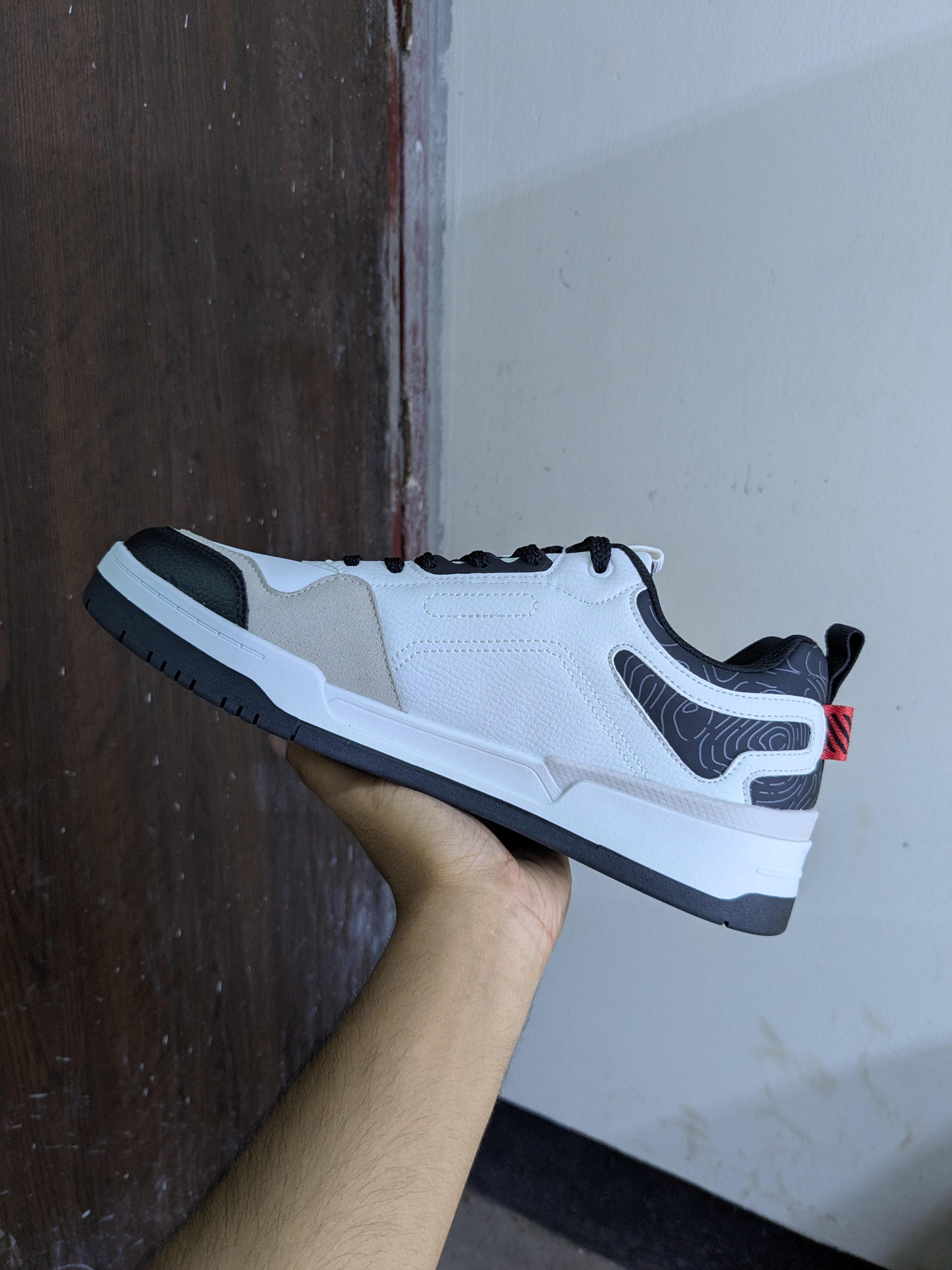 RedTape Original Sneakers Black/White (size 43 only)_img_2