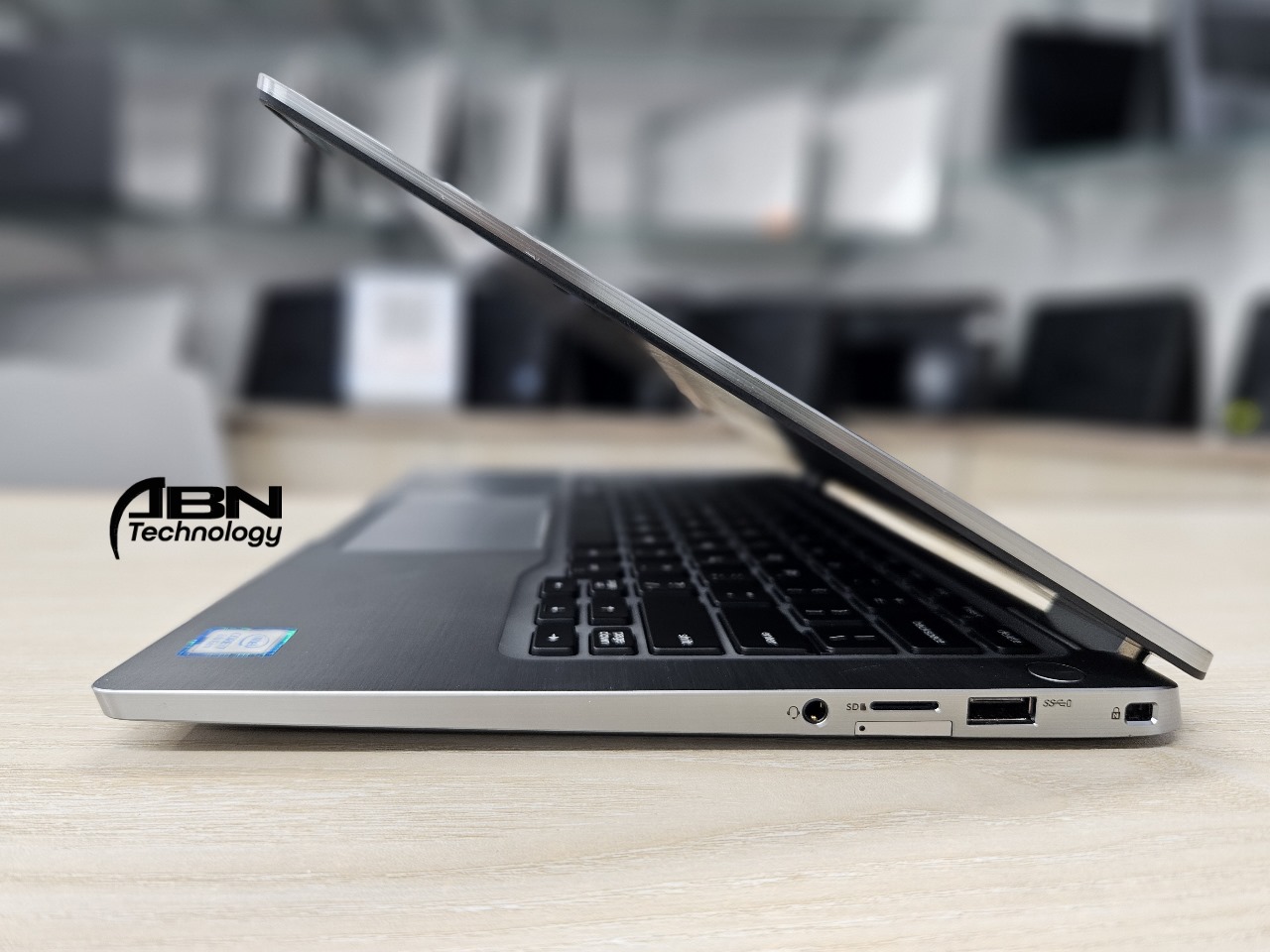 Dell 7400 2in1. Core i7, 8th Generation. 16GB RAM, 256GB SSD. 14.1" X360 Touch Display._img_3