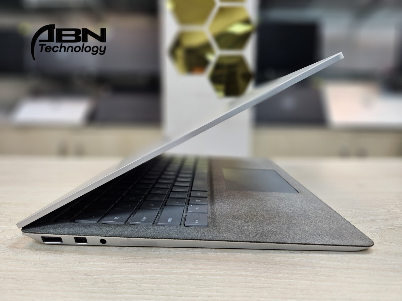 Microsoft Surface laptop 2. Core i5, 8th Gen. 8GB RAM, 256GB SSD. 13.5" 2k Touch Display._img_1