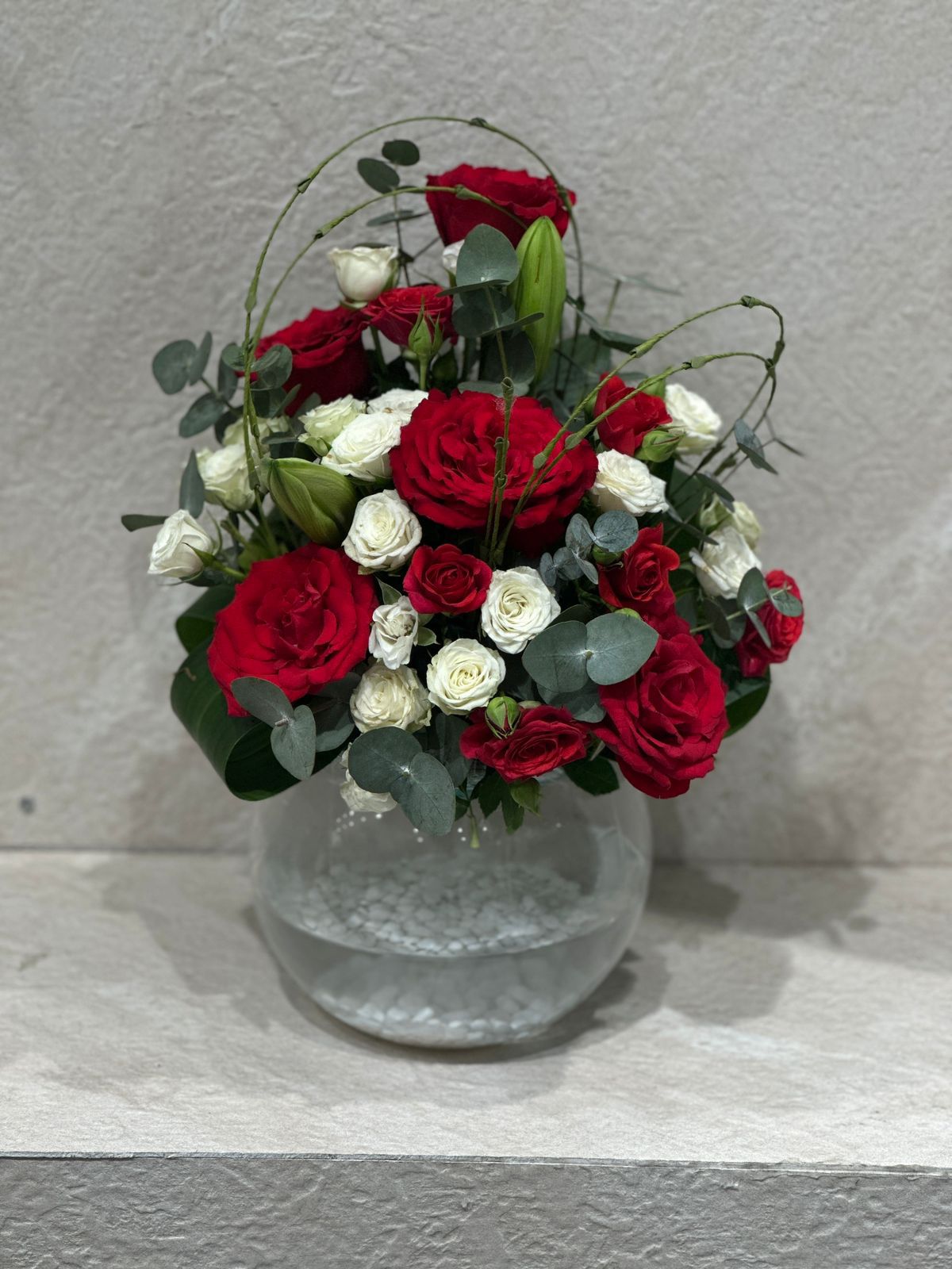 Red & white flowers vase
