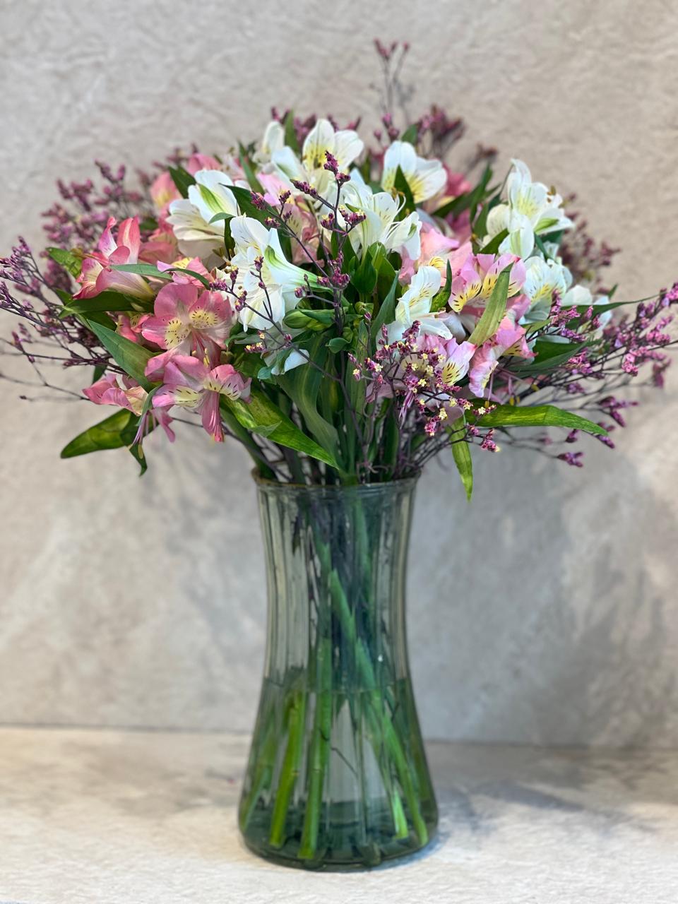 Astrameri petals vase