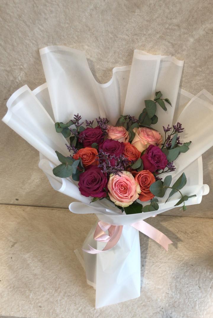 Mix roses hand bouquet