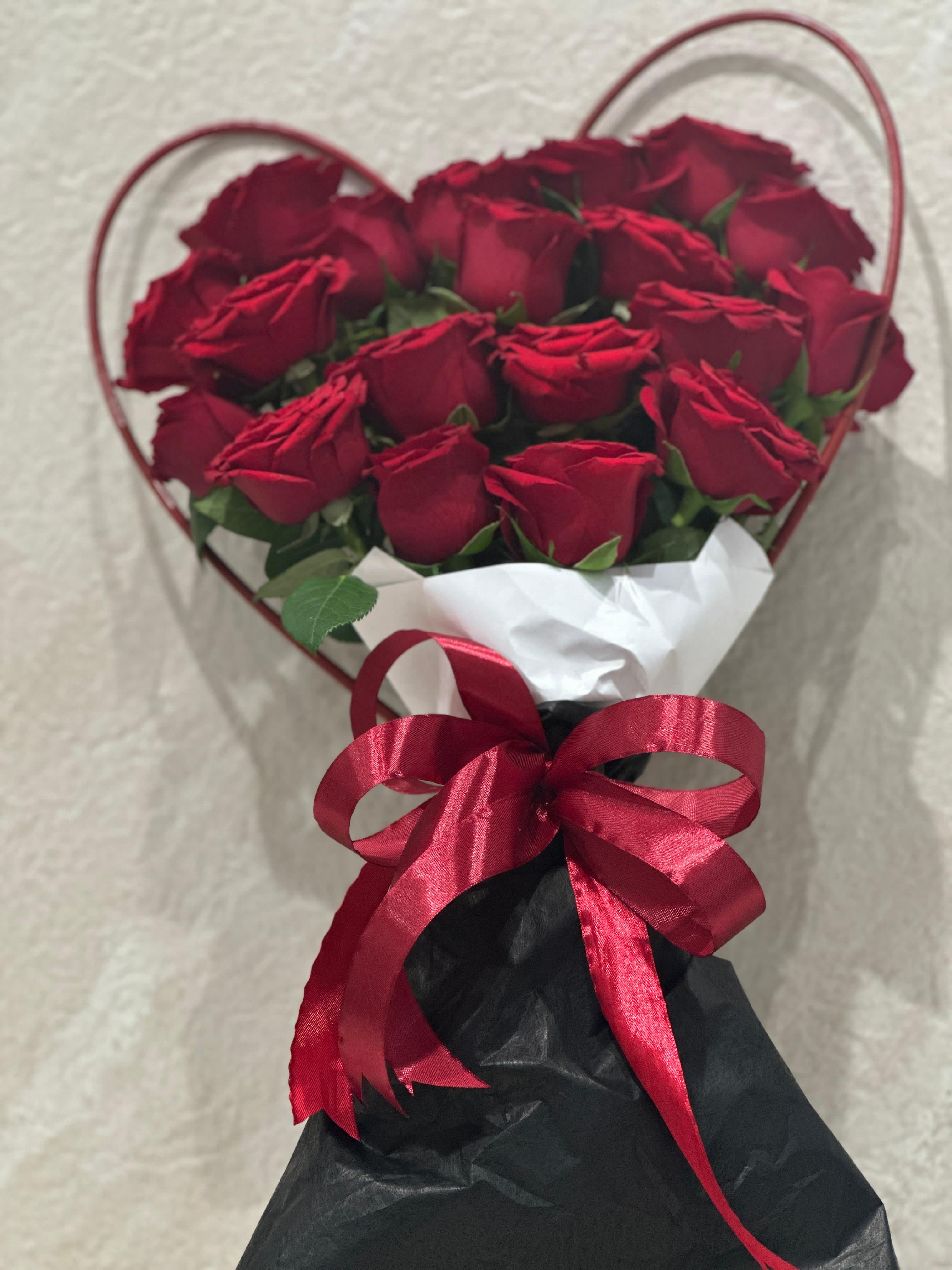 Red roses heart shape hand bouquet_img_1