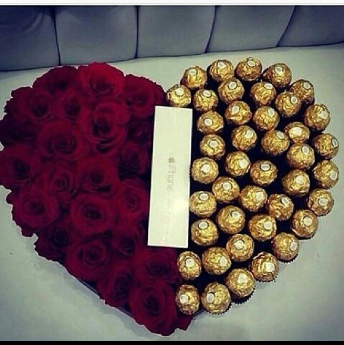 Flowers & chocolates Heart bouquet