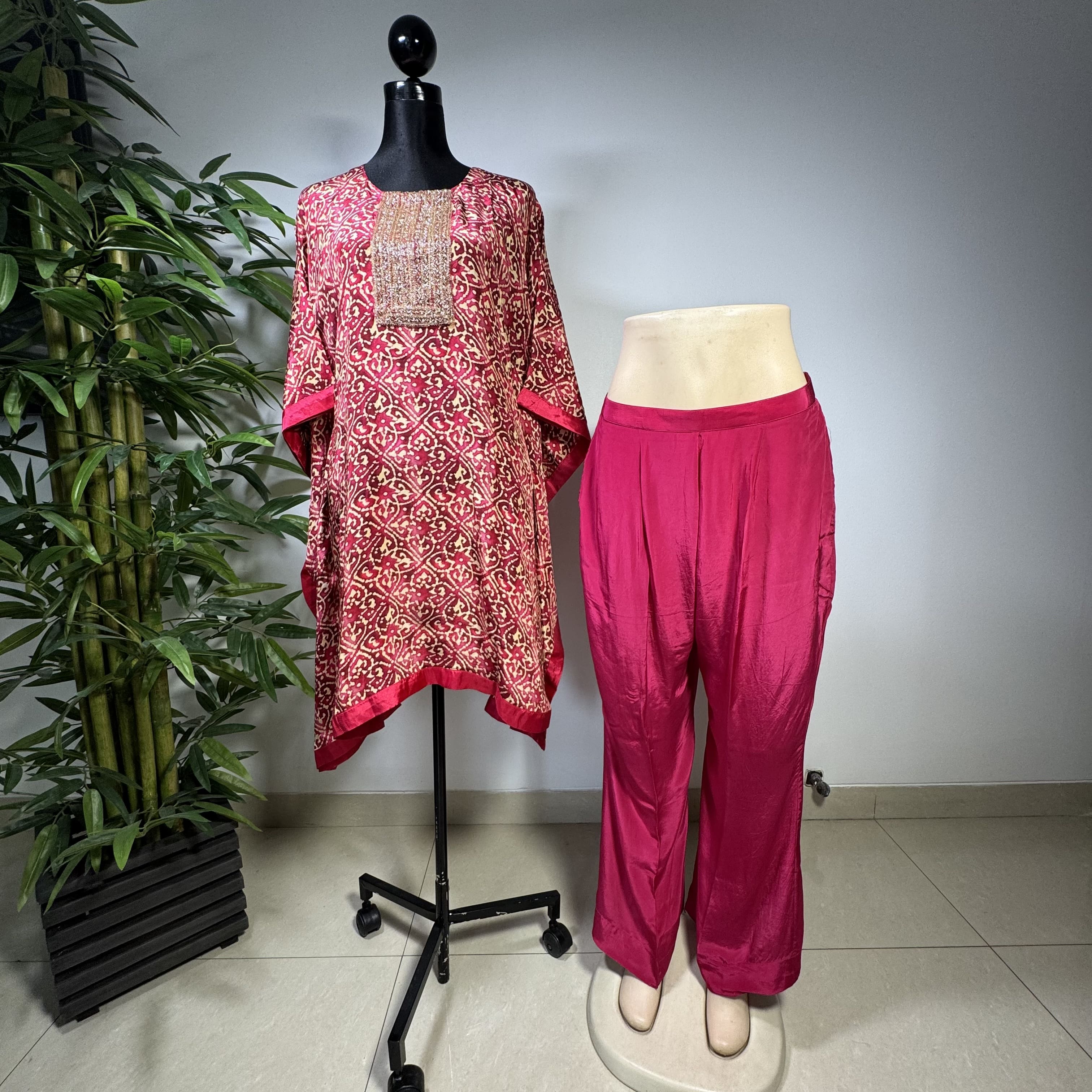 Kaftan-Set Vibrant pink with red floral accents - Image 1