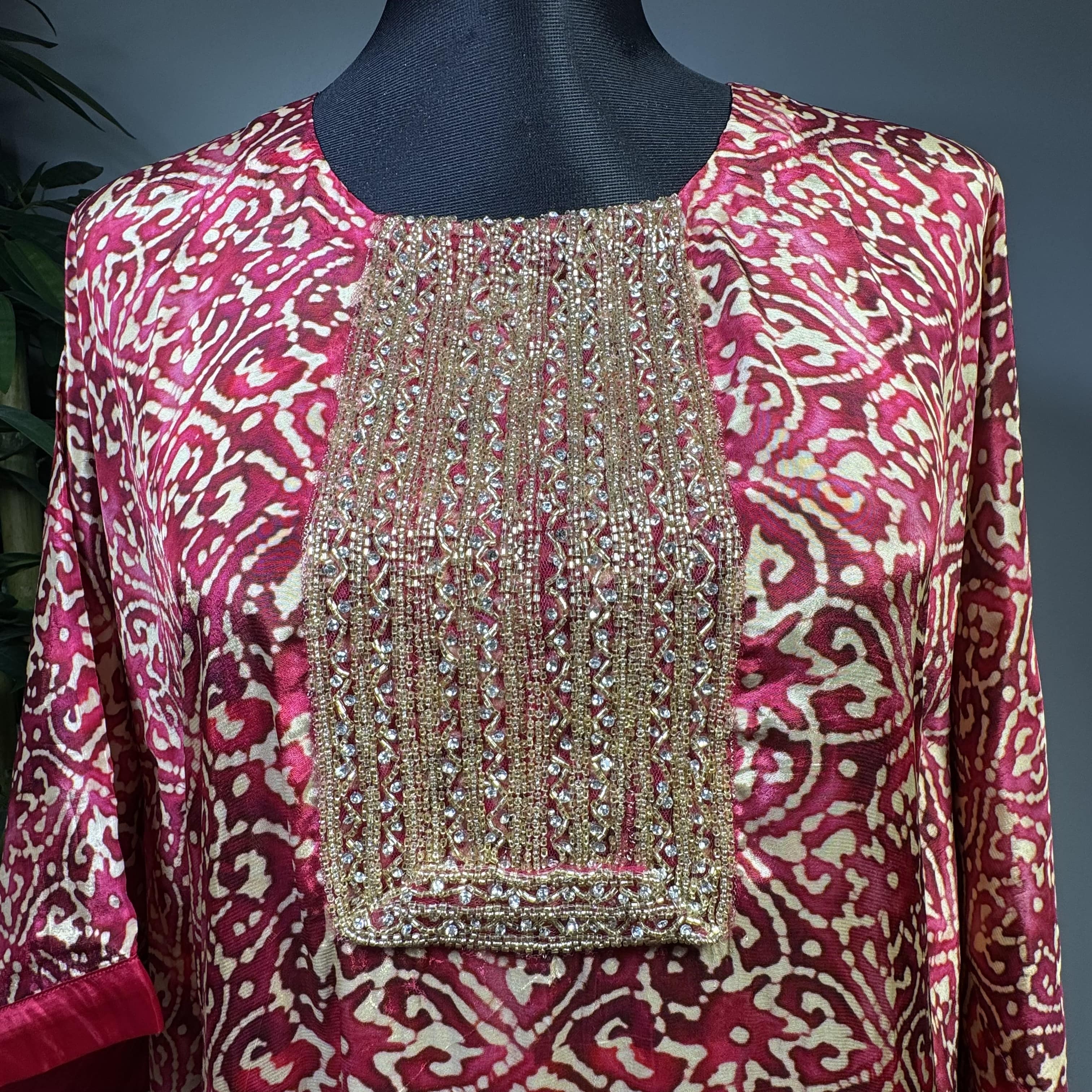 Kaftan-Set Vibrant pink with red floral accents - Image 2
