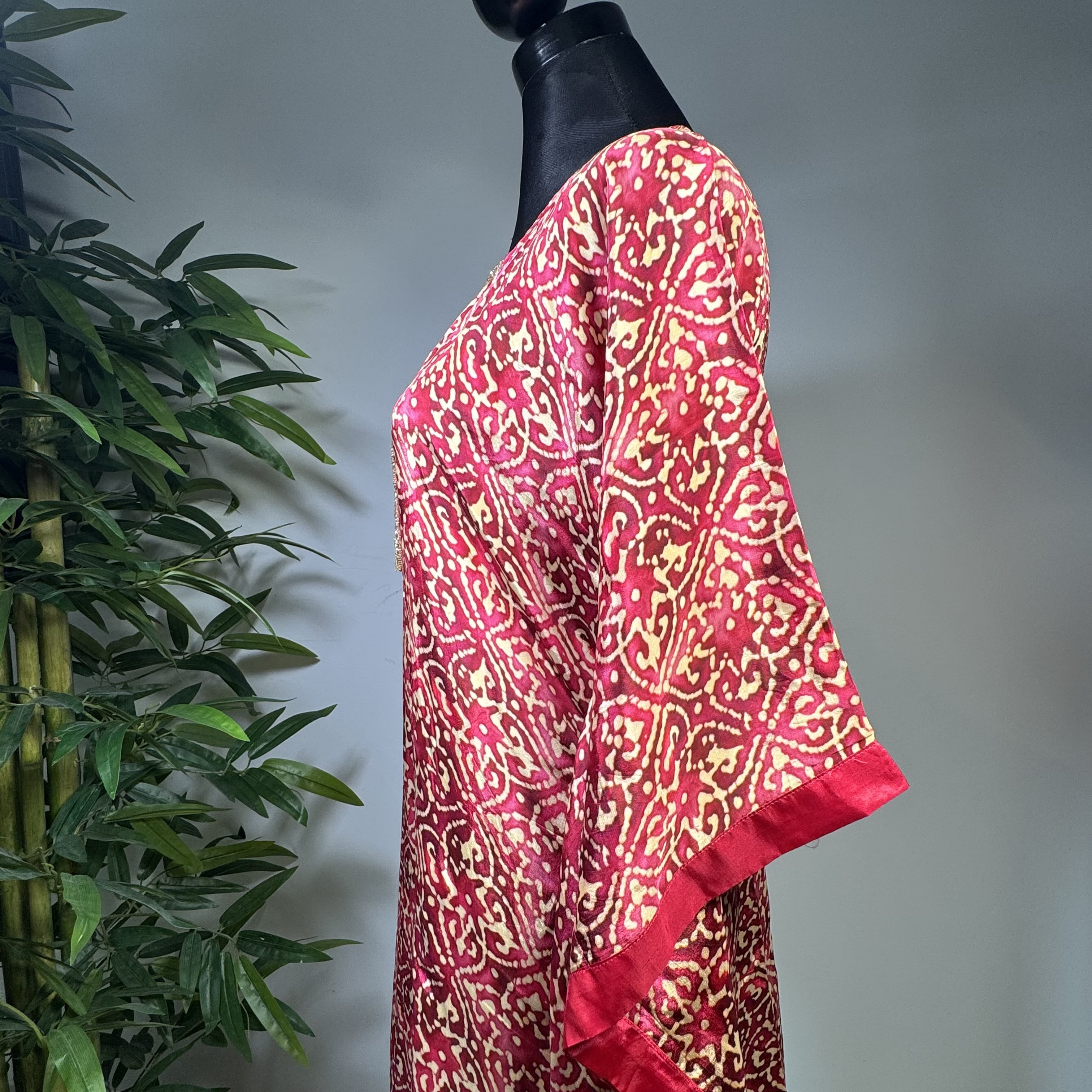 Kaftan-Set Vibrant pink with red floral accents - Image 3