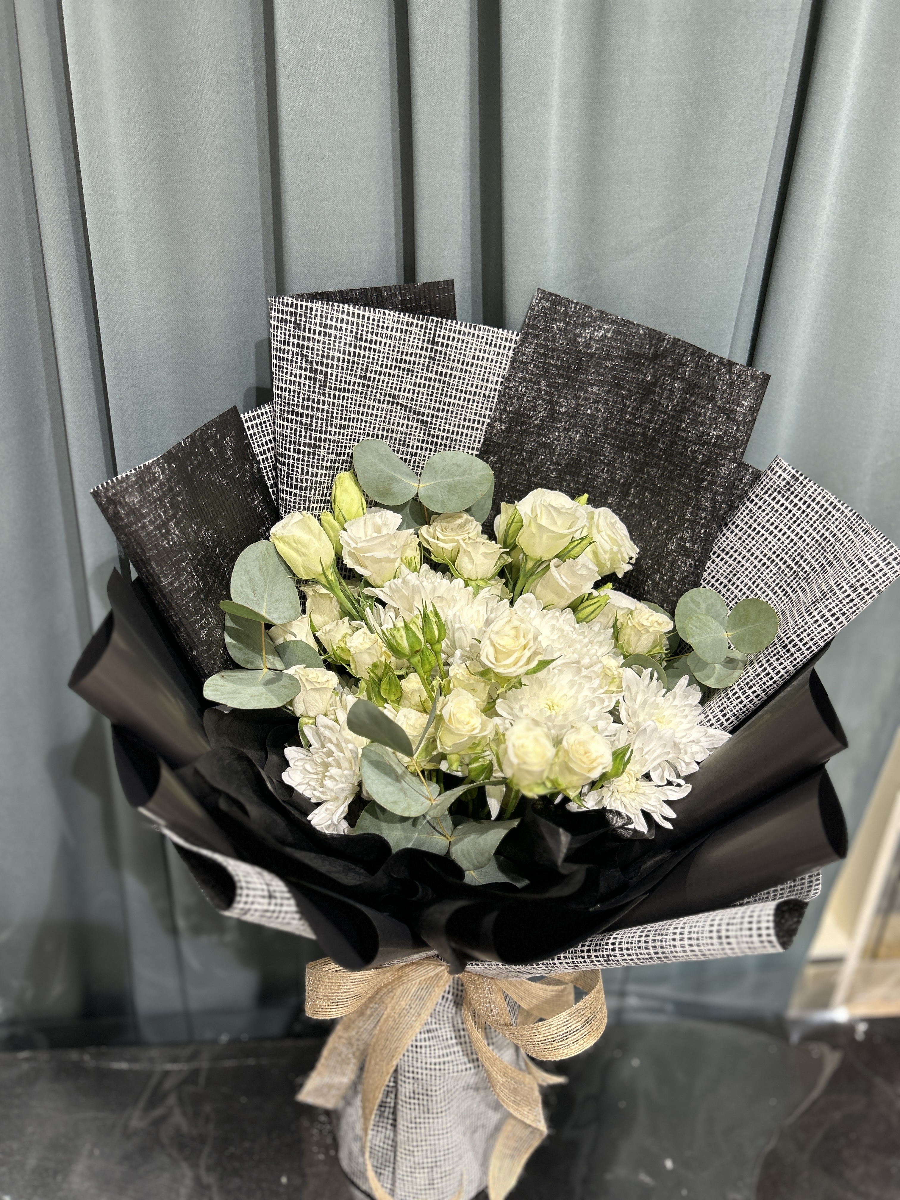 white and black hand bouquet_img_1