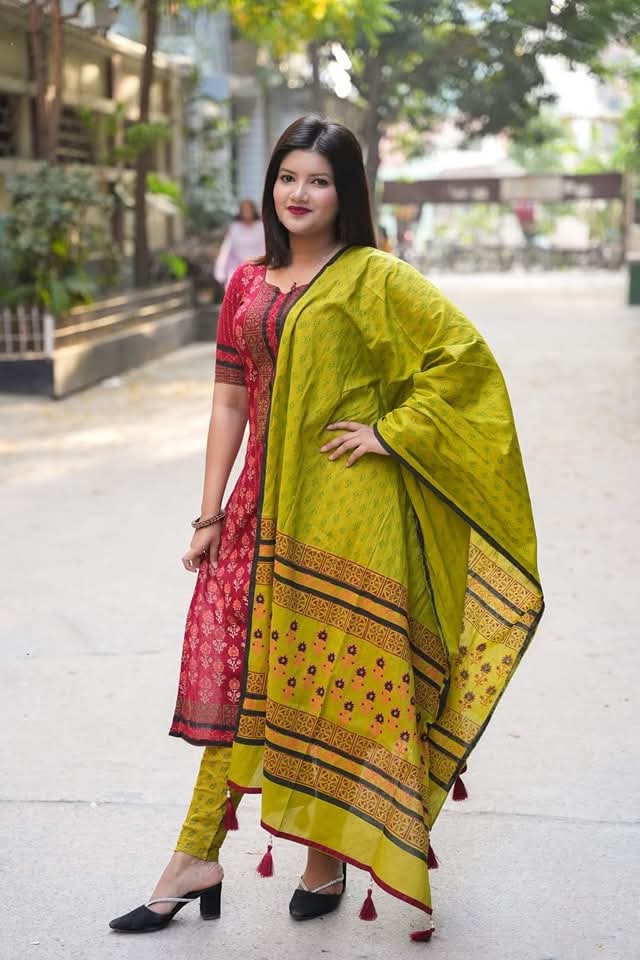 ভিআইপি ব্লক প্রিন্ট সেলাই বিহীন থ্রী পিস।