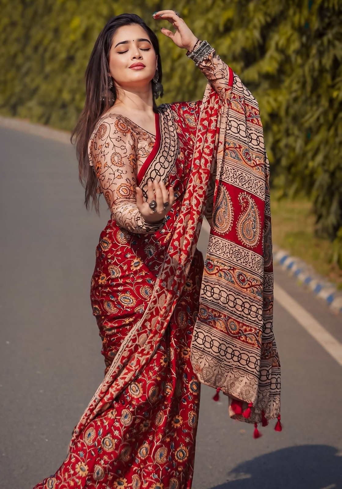 Soft Silk Saree with Blouse Piece_img_3