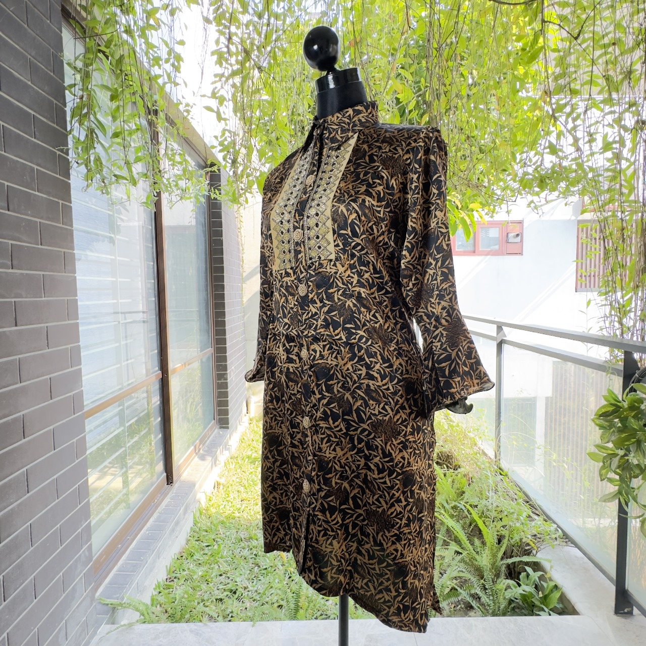 Vintage Starburst Print Mini Dress with Lace Detail - Image 3