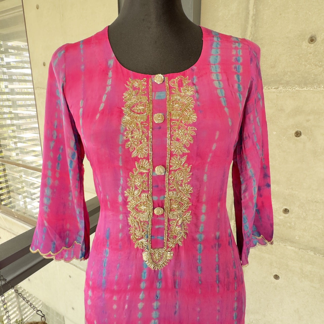 Fuchsia Gold V-Neck Kurti - Image 2