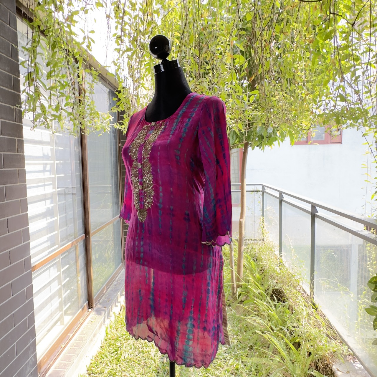 Fuchsia Gold V-Neck Kurti - Image 3