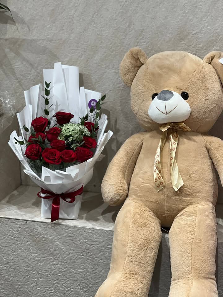80cm Teddy with red & white bouquet.