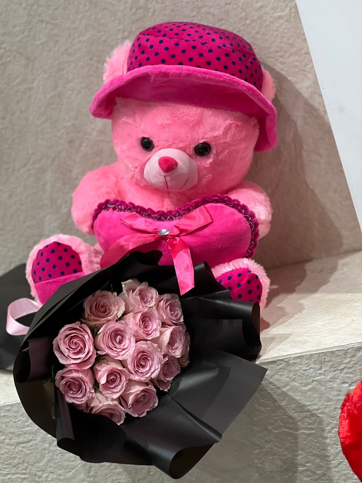 Teddy with hand bouquet_img_1