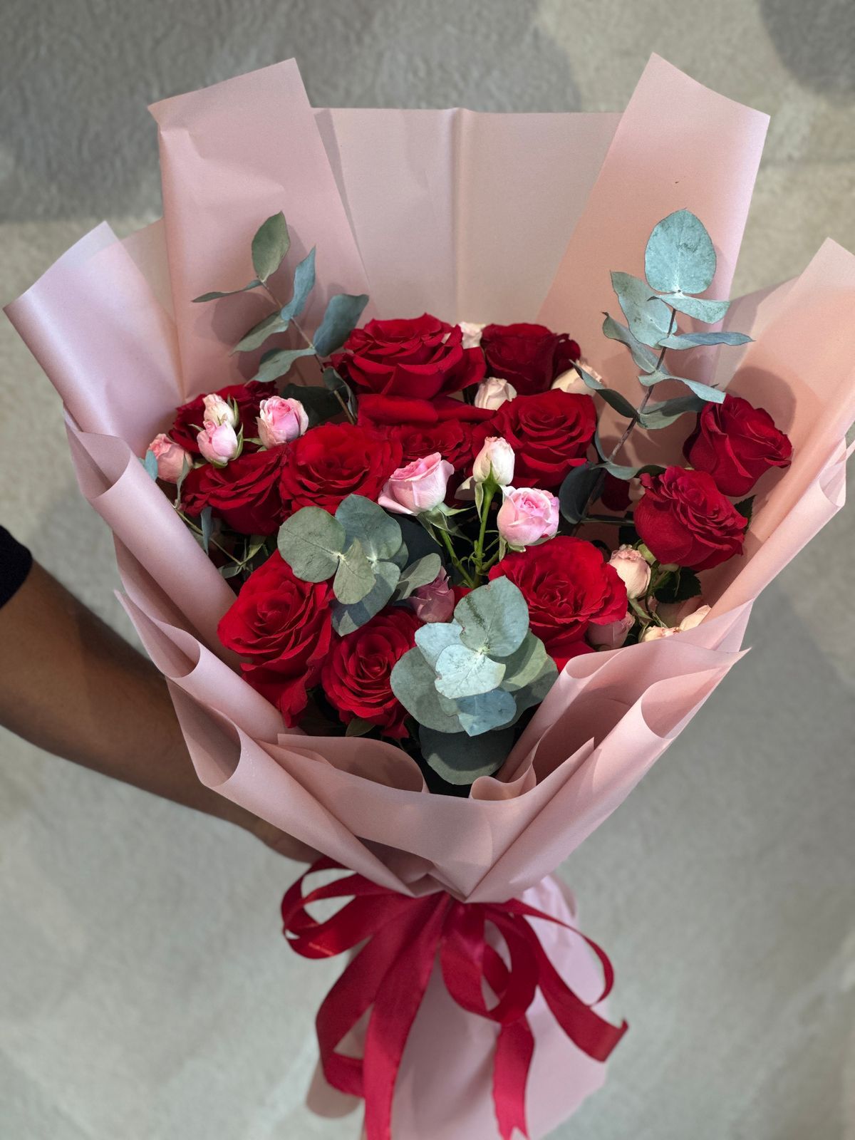 Red & pink mix flowers hand bouquet