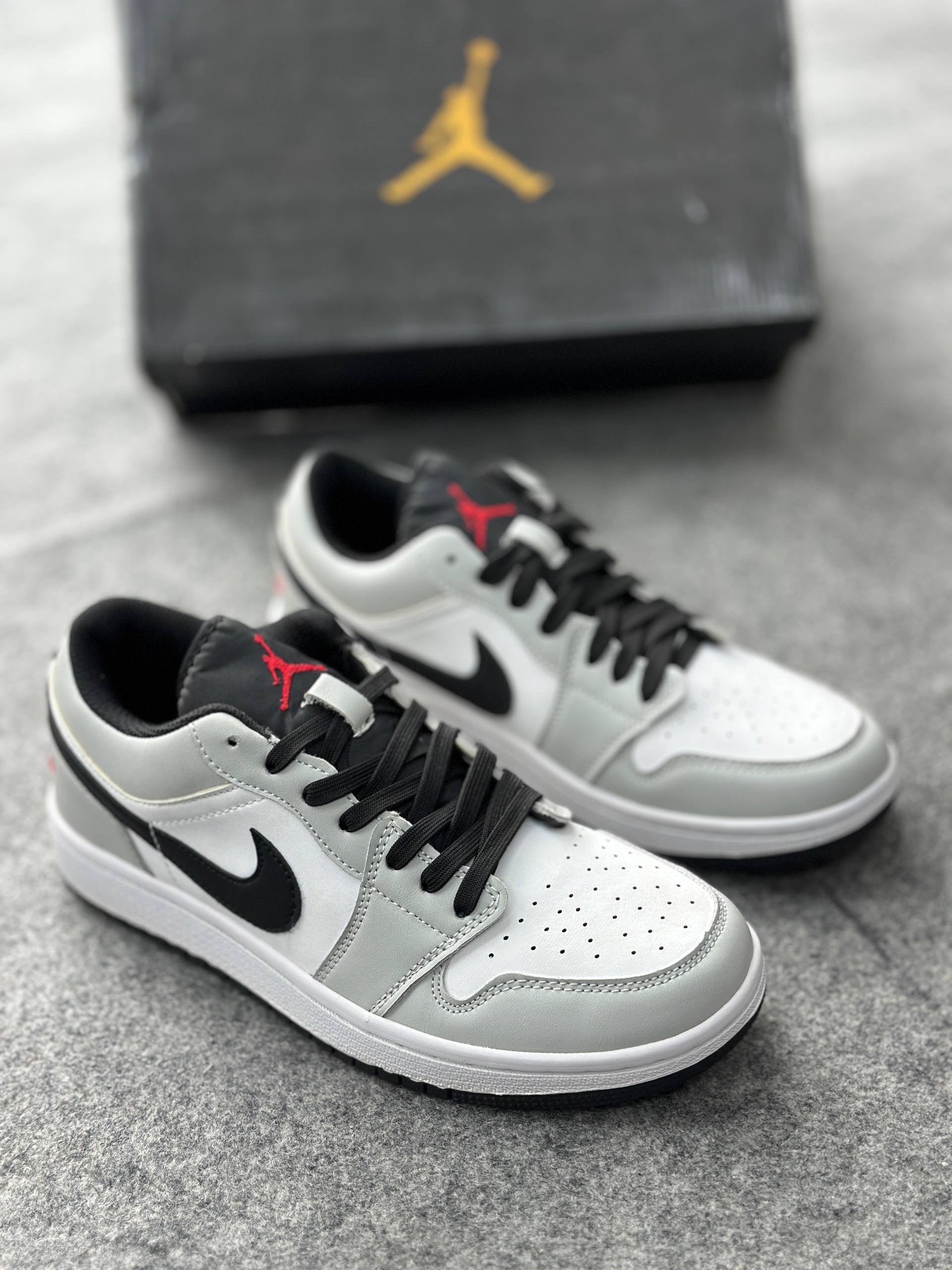 Air Jordan 1 Low: Light Smoke Grey (1:1) thumbnail 1