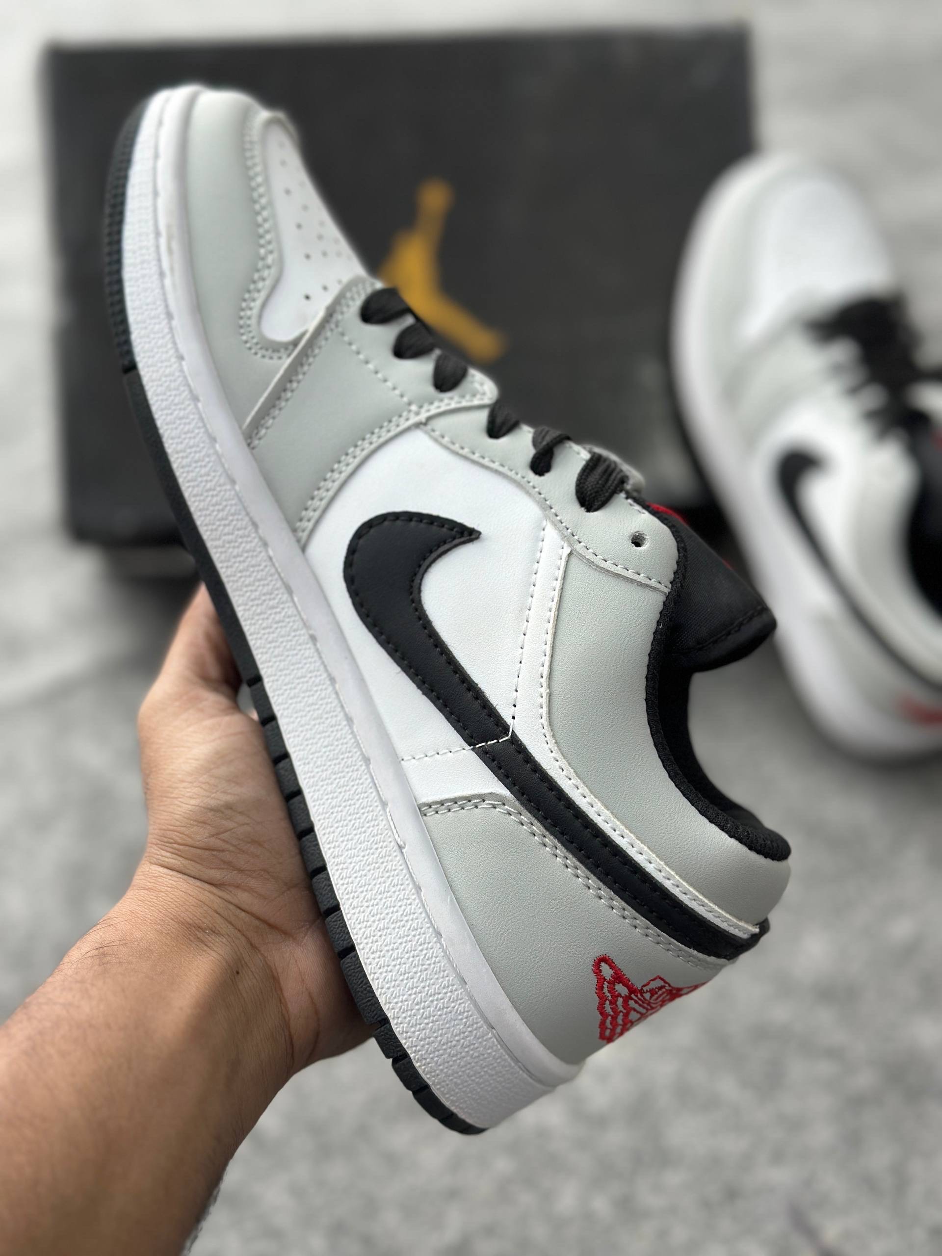 Air Jordan 1 Low: Light Smoke Grey (1:1) thumbnail 3
