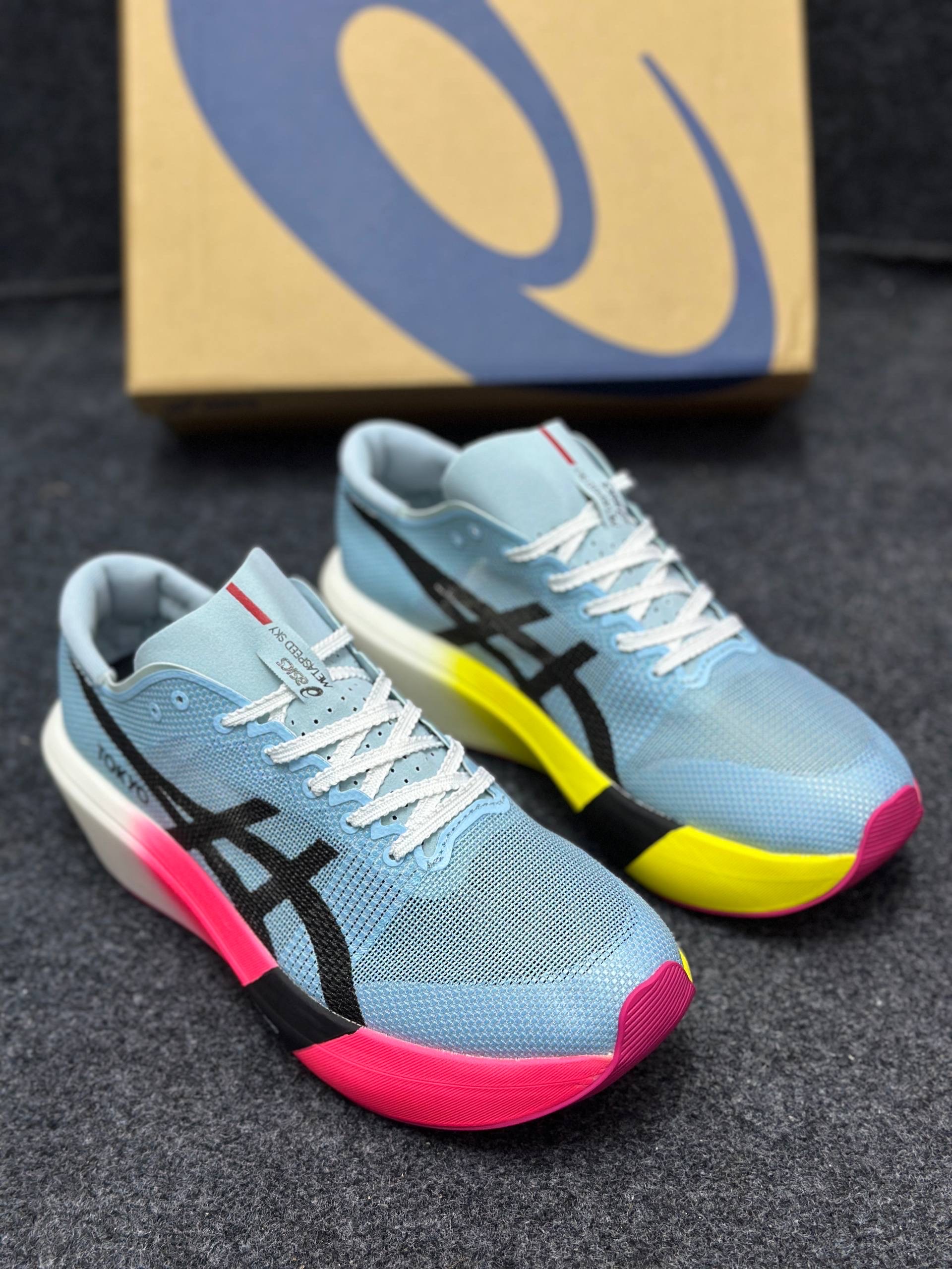 Asics Metaspeed Sky Paris: "light blue & hot pink"