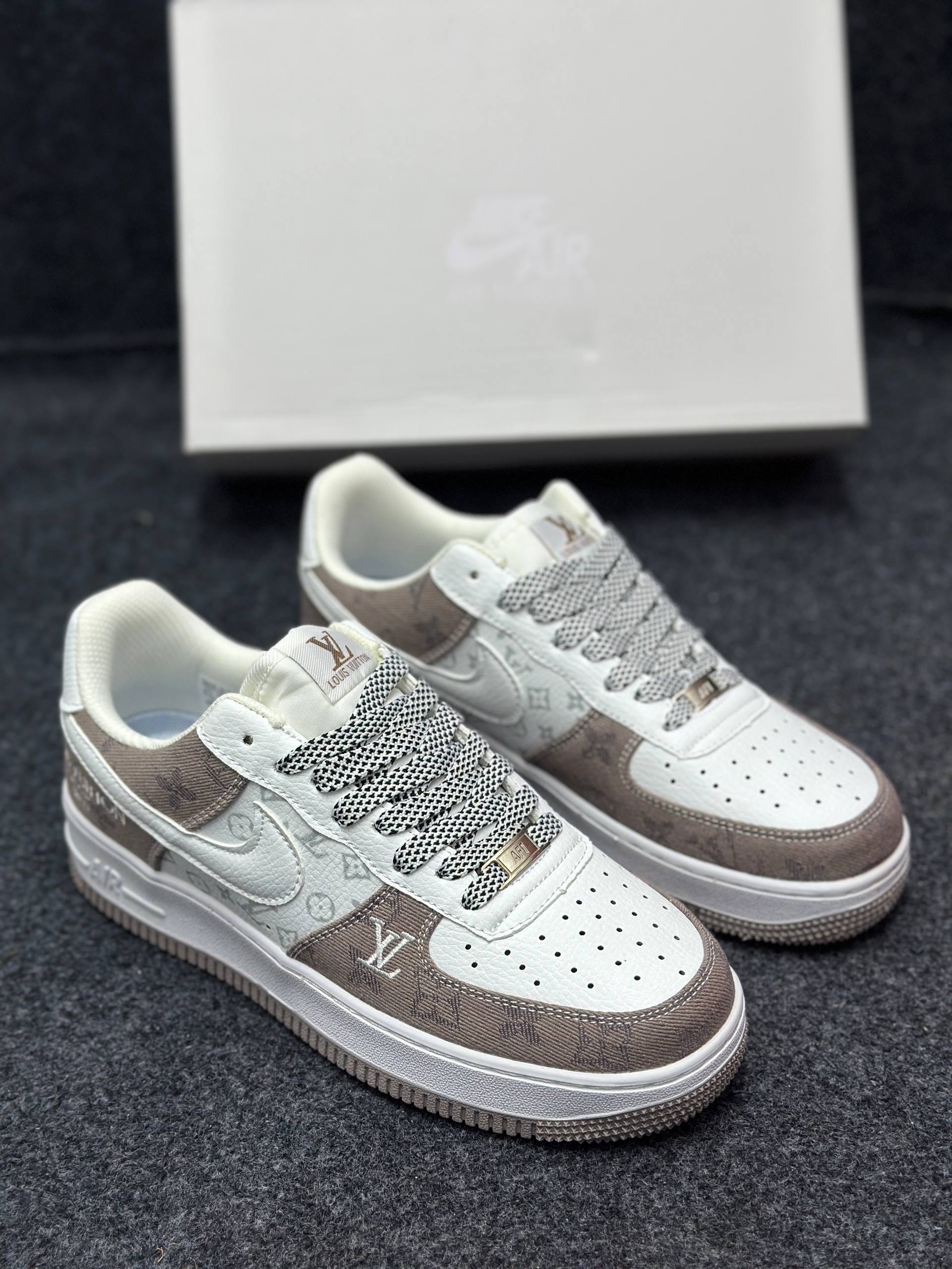 Louis Vuitton x Nike-Air Force 1 Low: "white monogram" (1:1) thumbnail 1
