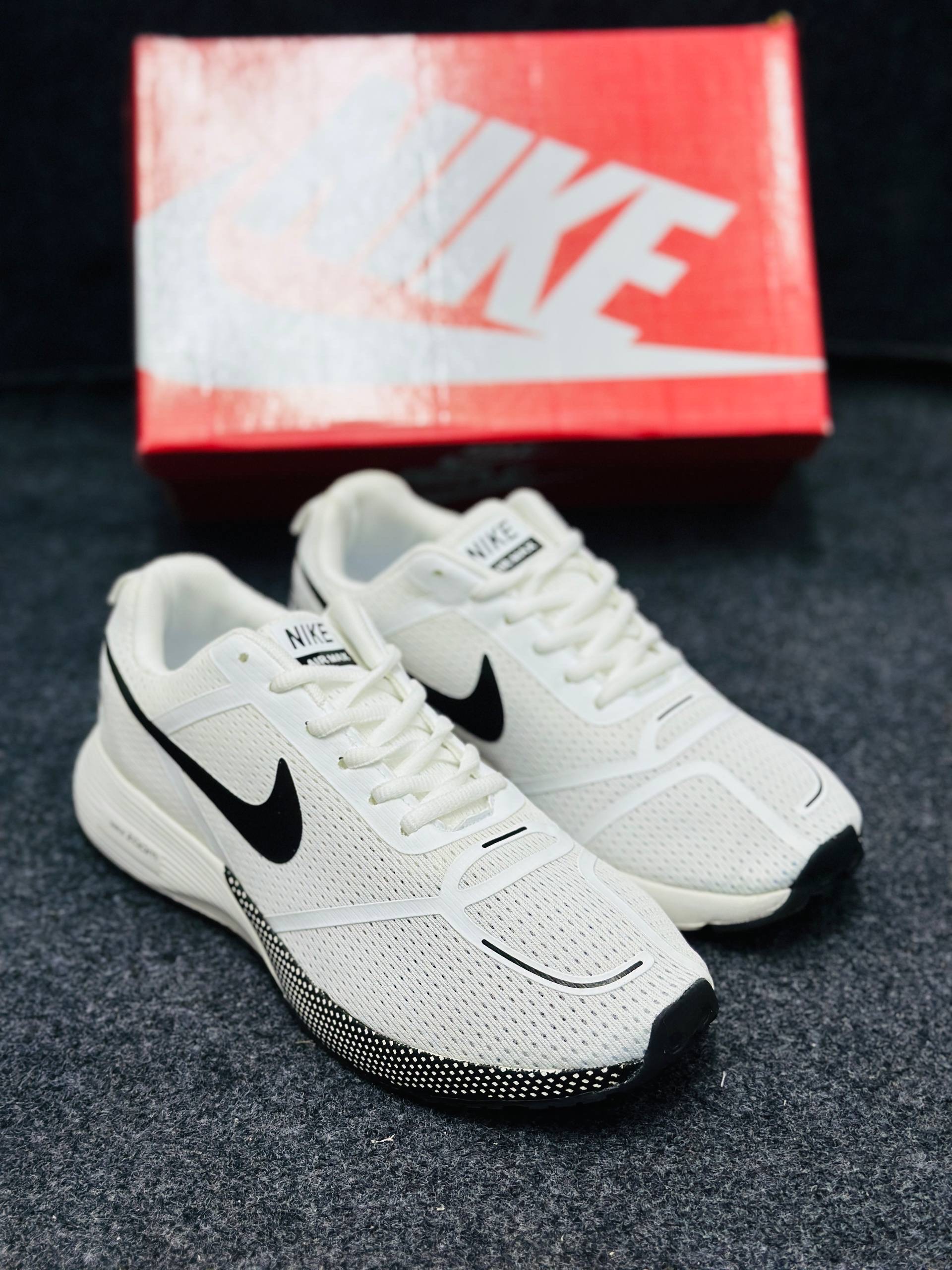Nike Air Zoom: "black swoosh logo & black & white" thumbnail 1