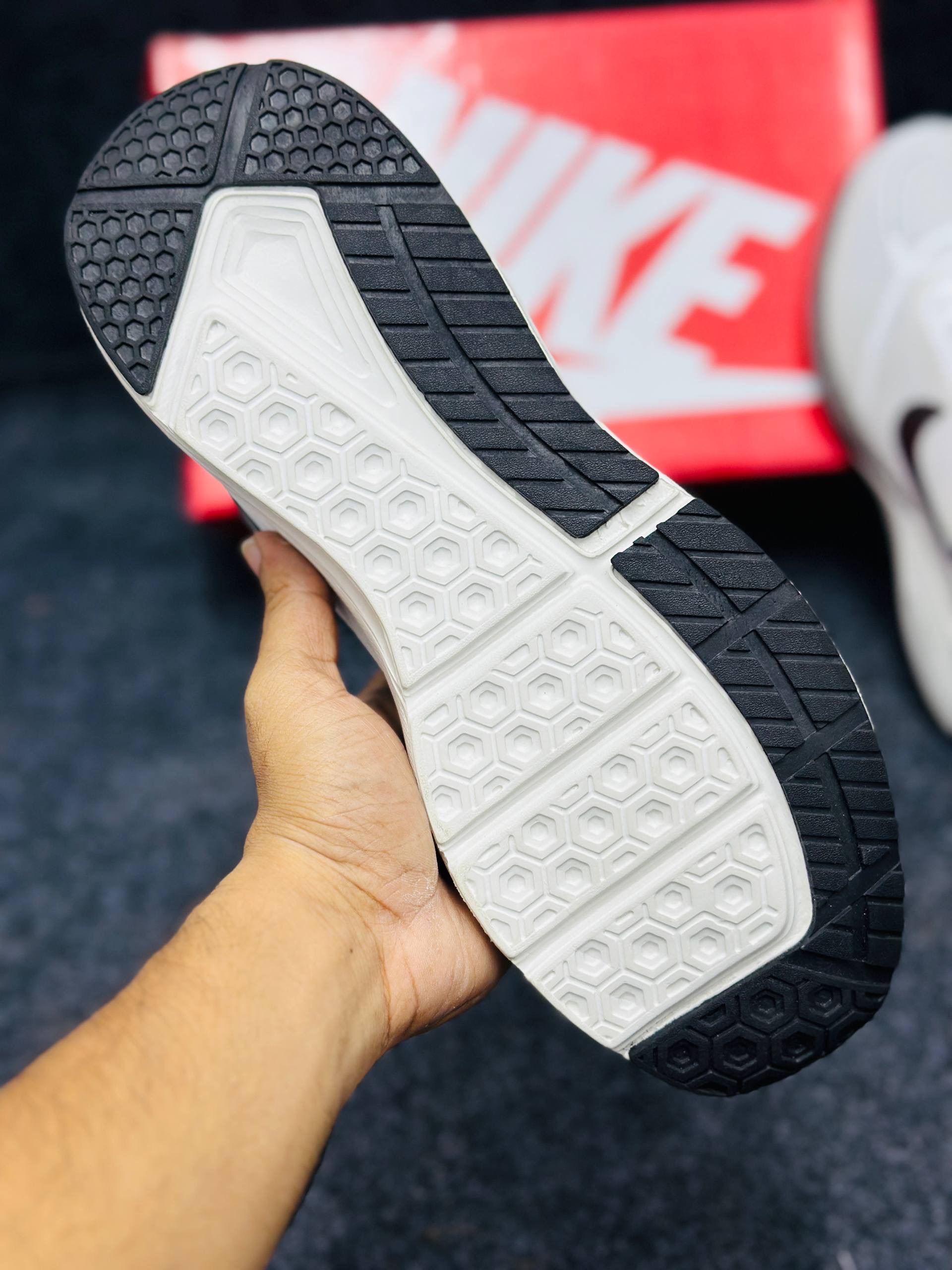 Nike Air Zoom: "black swoosh logo & black & white" thumbnail 5