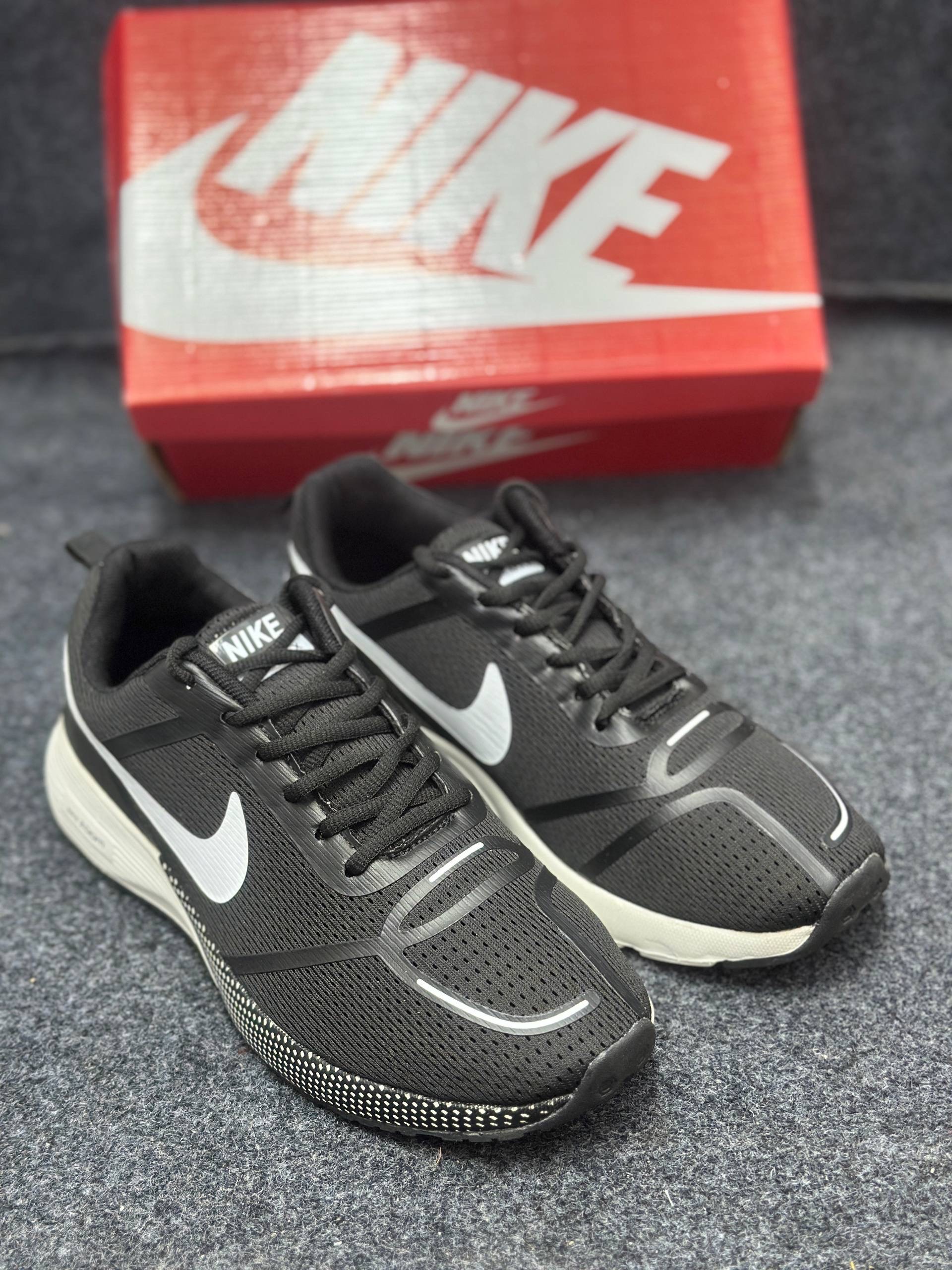 Nike Air Zoom: "white swoosh logo & black & white" thumbnail 1
