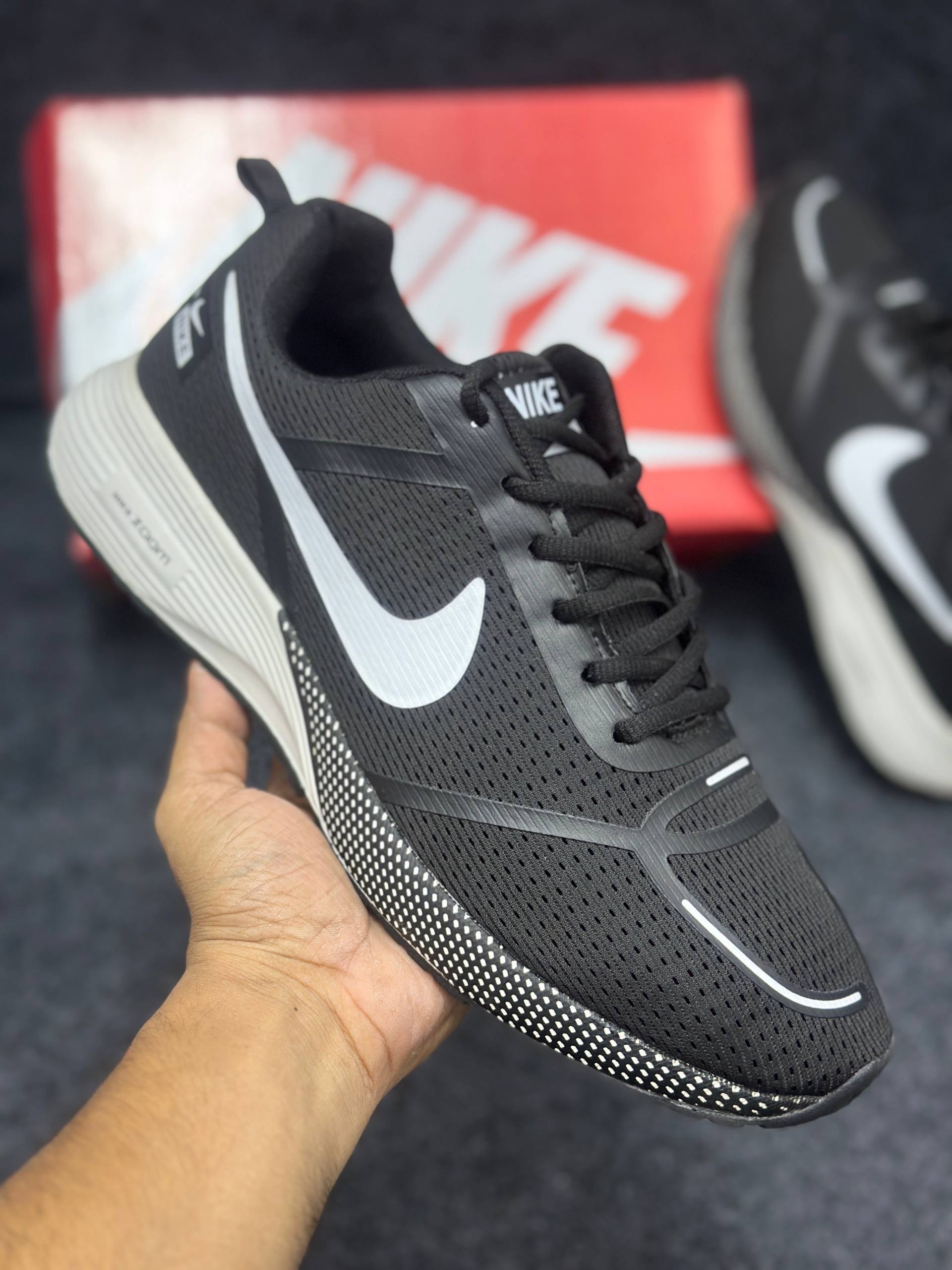 Nike Air Zoom: "white swoosh logo & black & white" thumbnail 2