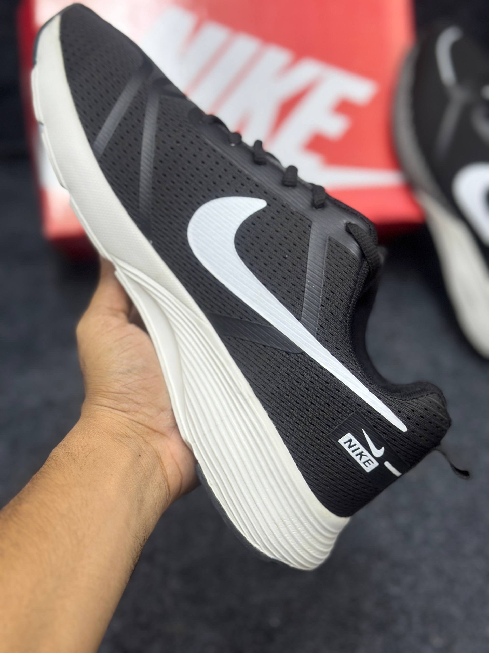 Nike Air Zoom: "white swoosh logo & black & white" thumbnail 3
