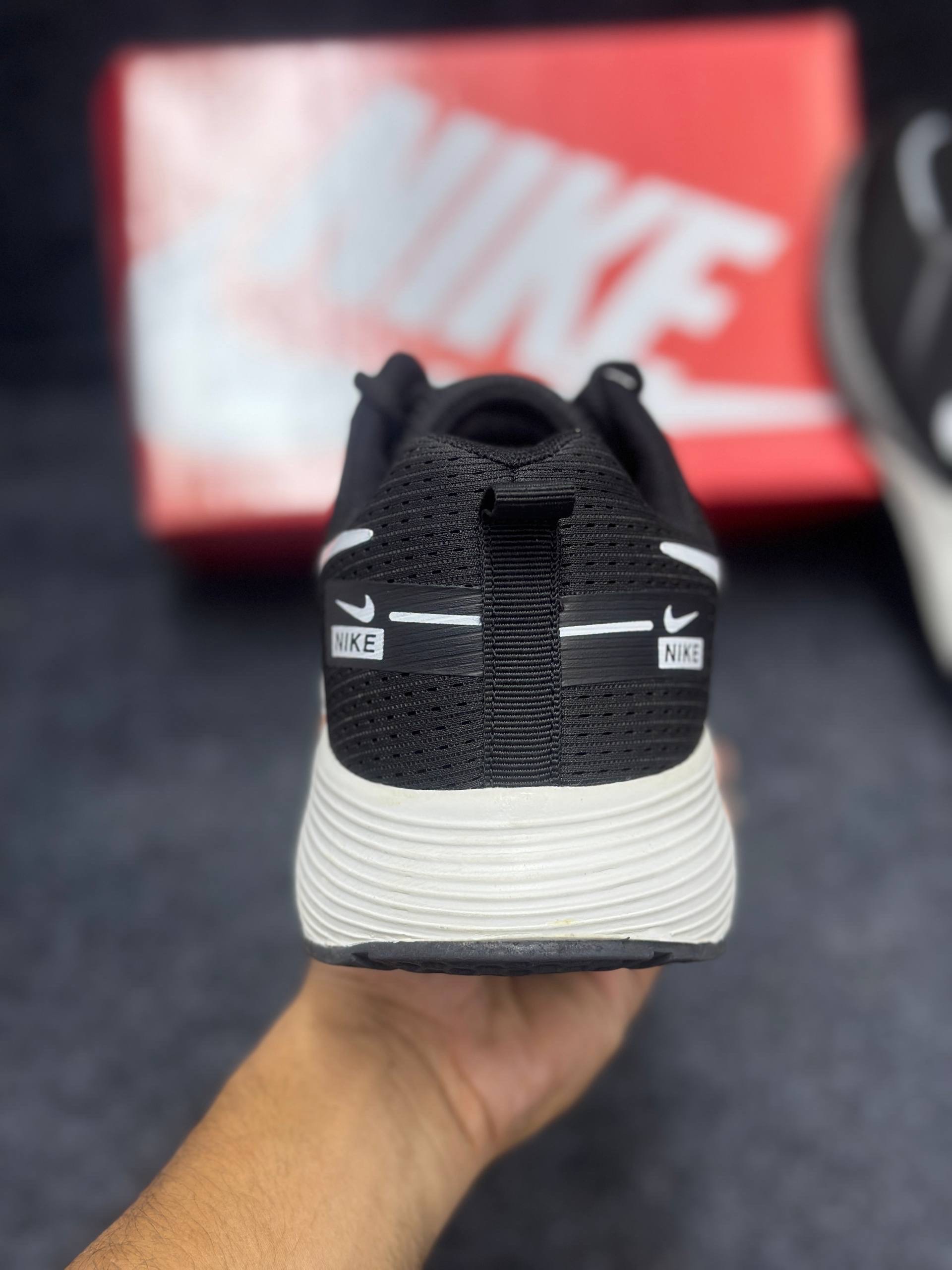 Nike Air Zoom: "white swoosh logo & black & white" thumbnail 4