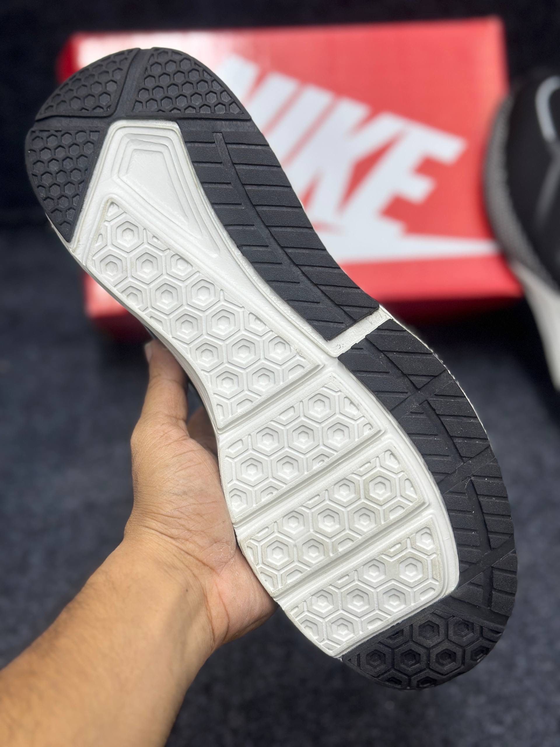 Nike Air Zoom: "white swoosh logo & black & white" thumbnail 5