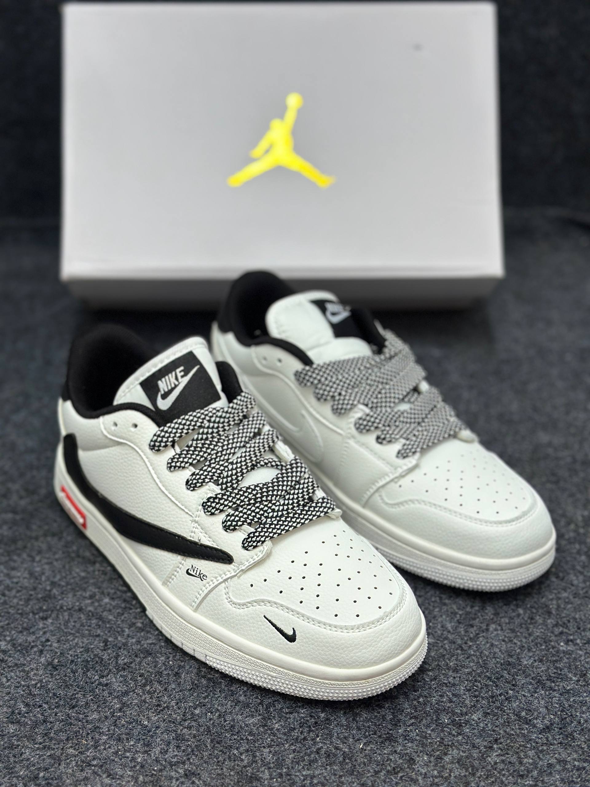 Nike X Travis Scott X Supreme - Air Jordan 1 : "Stussy Cream Black" (1:1)