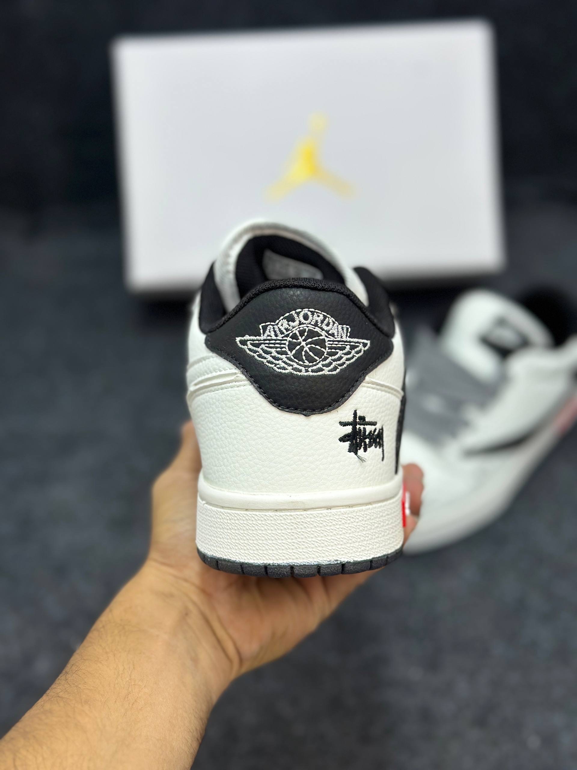 Nike X Travis Scott X Supreme - Air Jordan 1 : "Stussy Cream Black" (1:1) thumbnail 4
