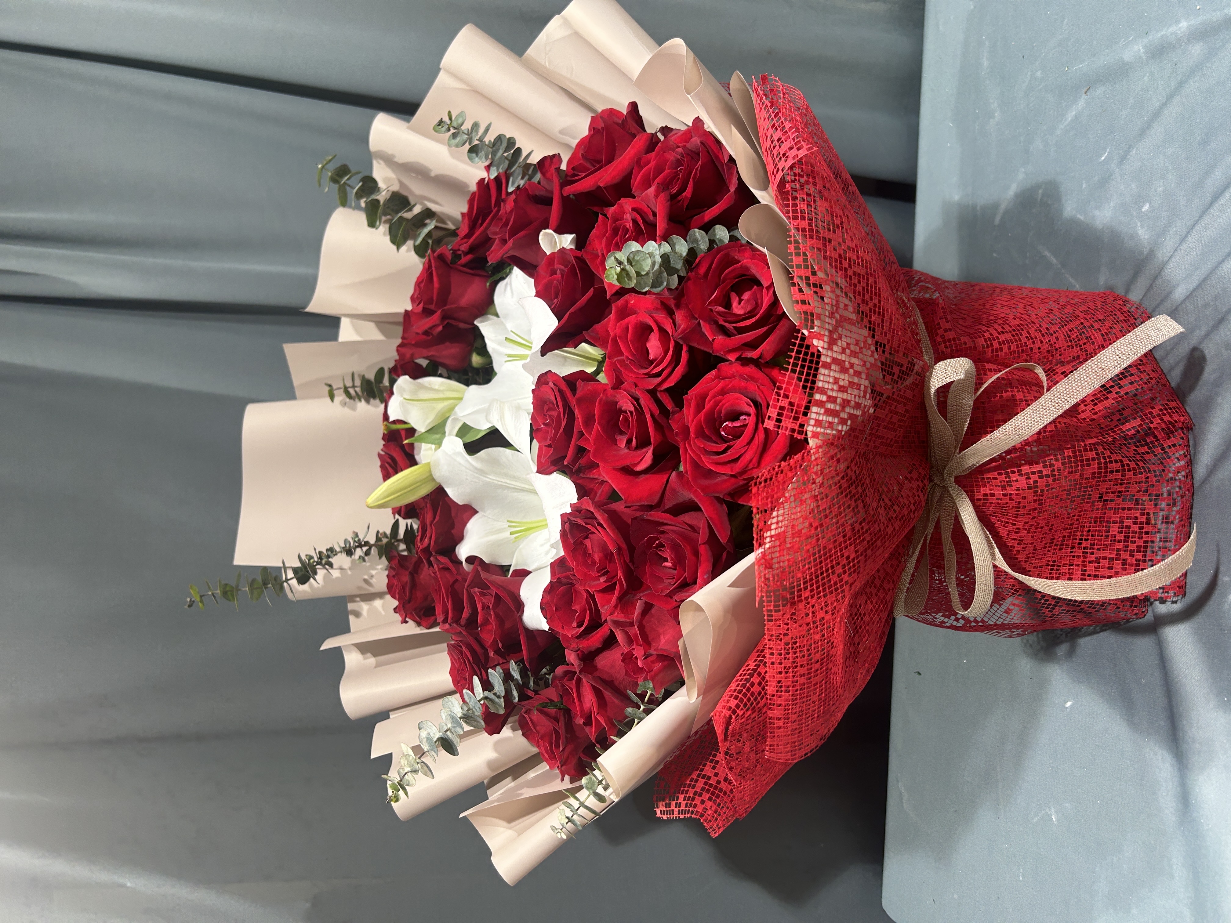 RED AND WHITE STUNNING BOUQUET