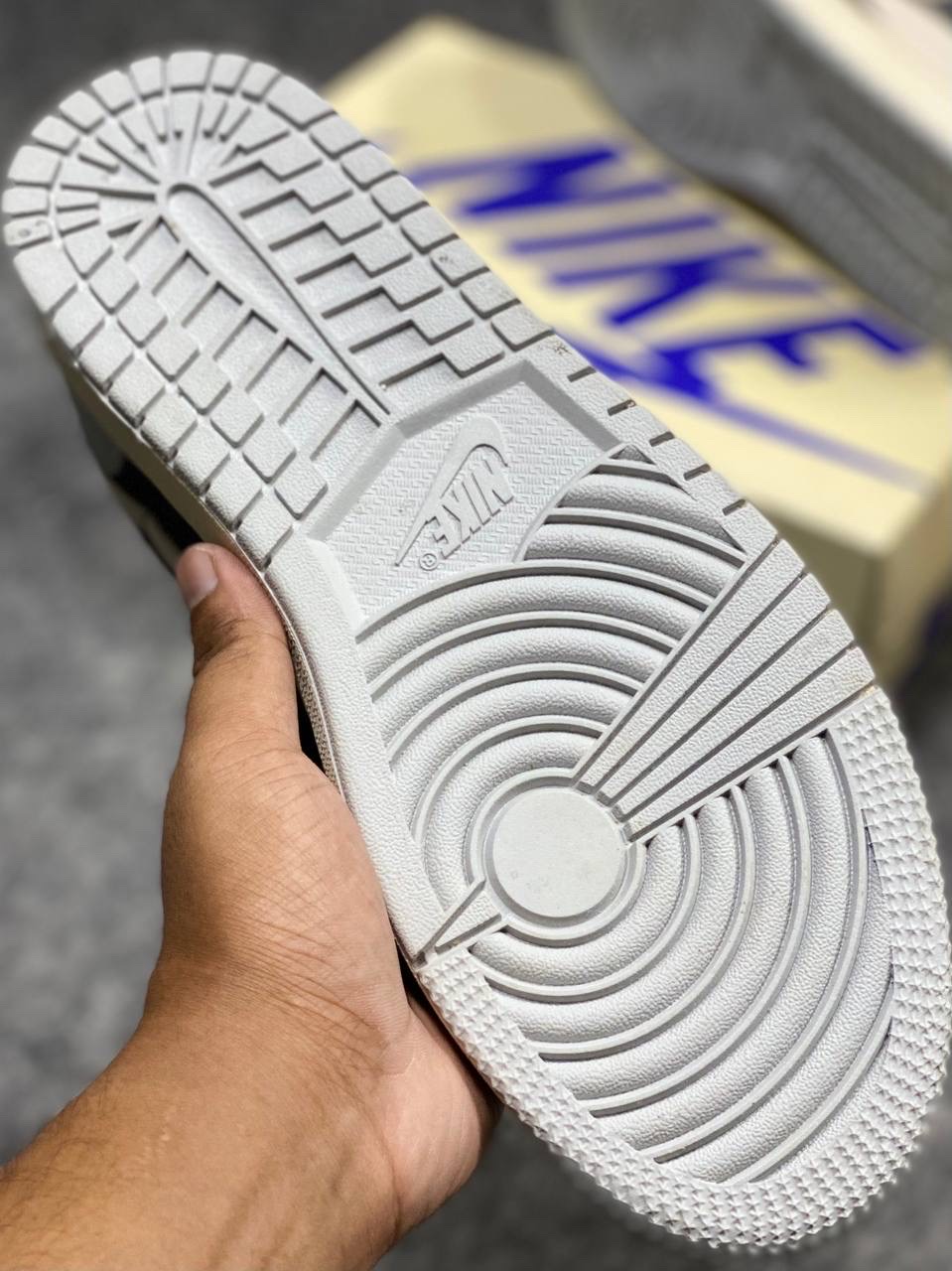 Air Jordan 1 Retro Low OG SP x Travis Scott "Reverse Mocha" (OEM) thumbnail 5
