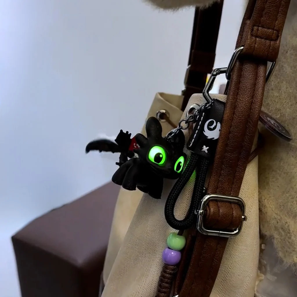 Toothless Light-Up Night Fury Keychain_img_0