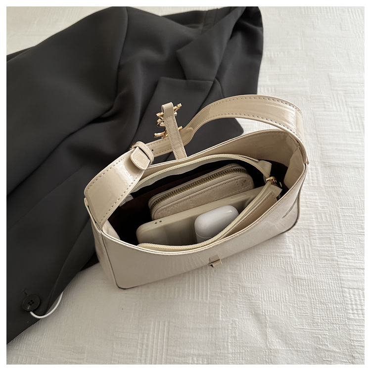 v$l glossy shoulder bag_img_10
